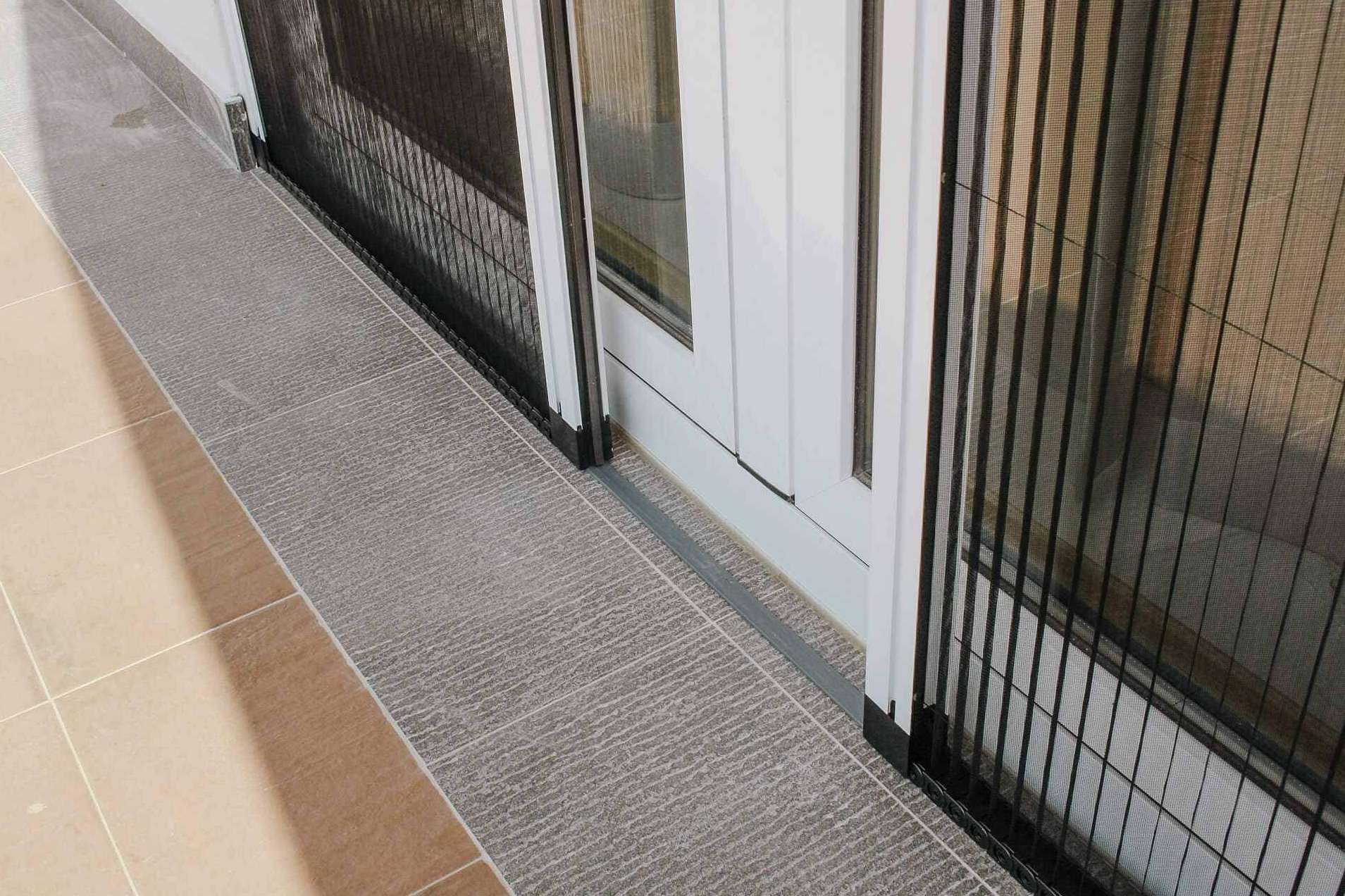 Mosquiterasbaratas.com ofrece mosquiteras para puertas a medida