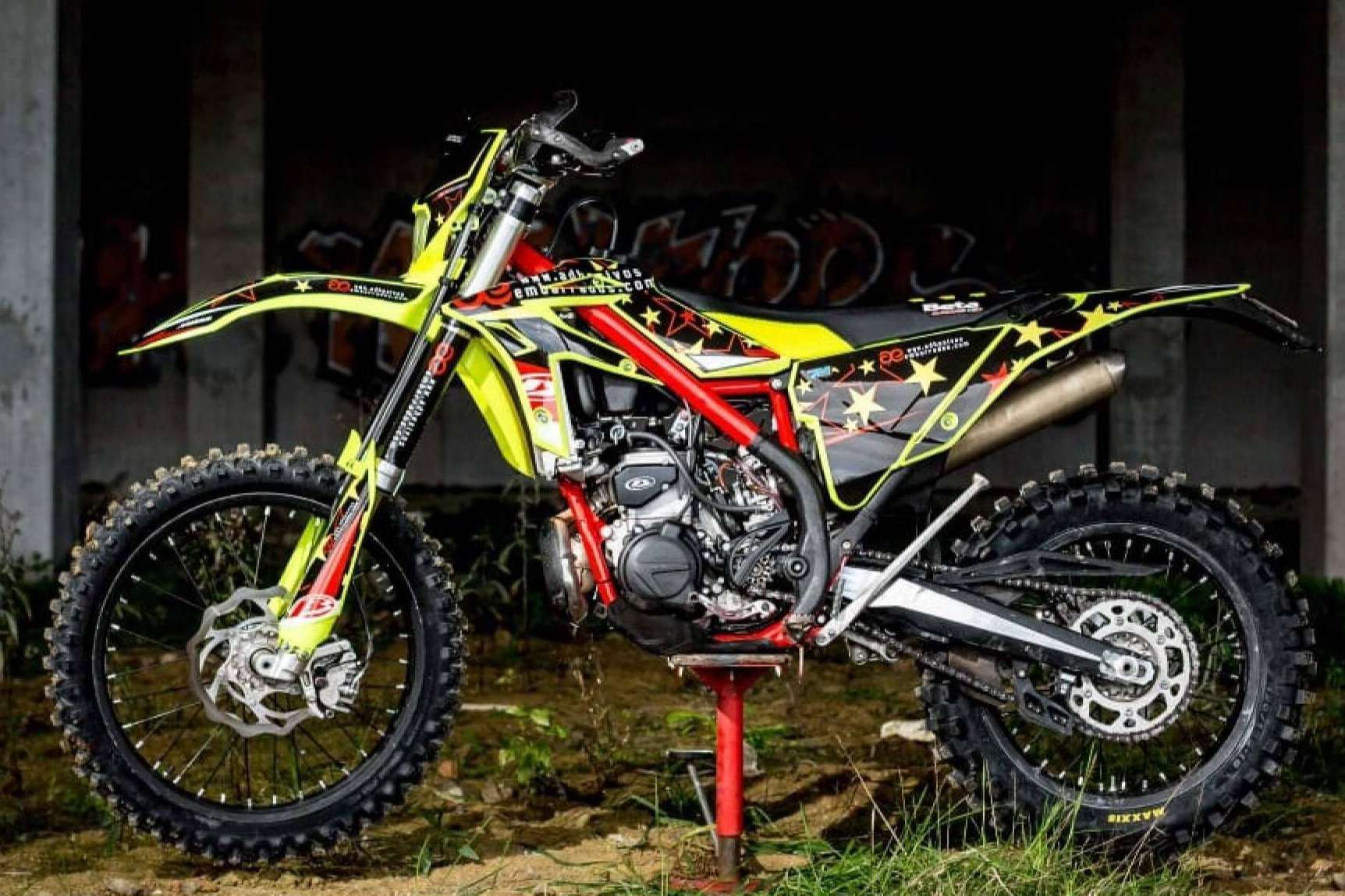 Adquirir vinilos para motos en ADHESIVOSEMBARRADOS