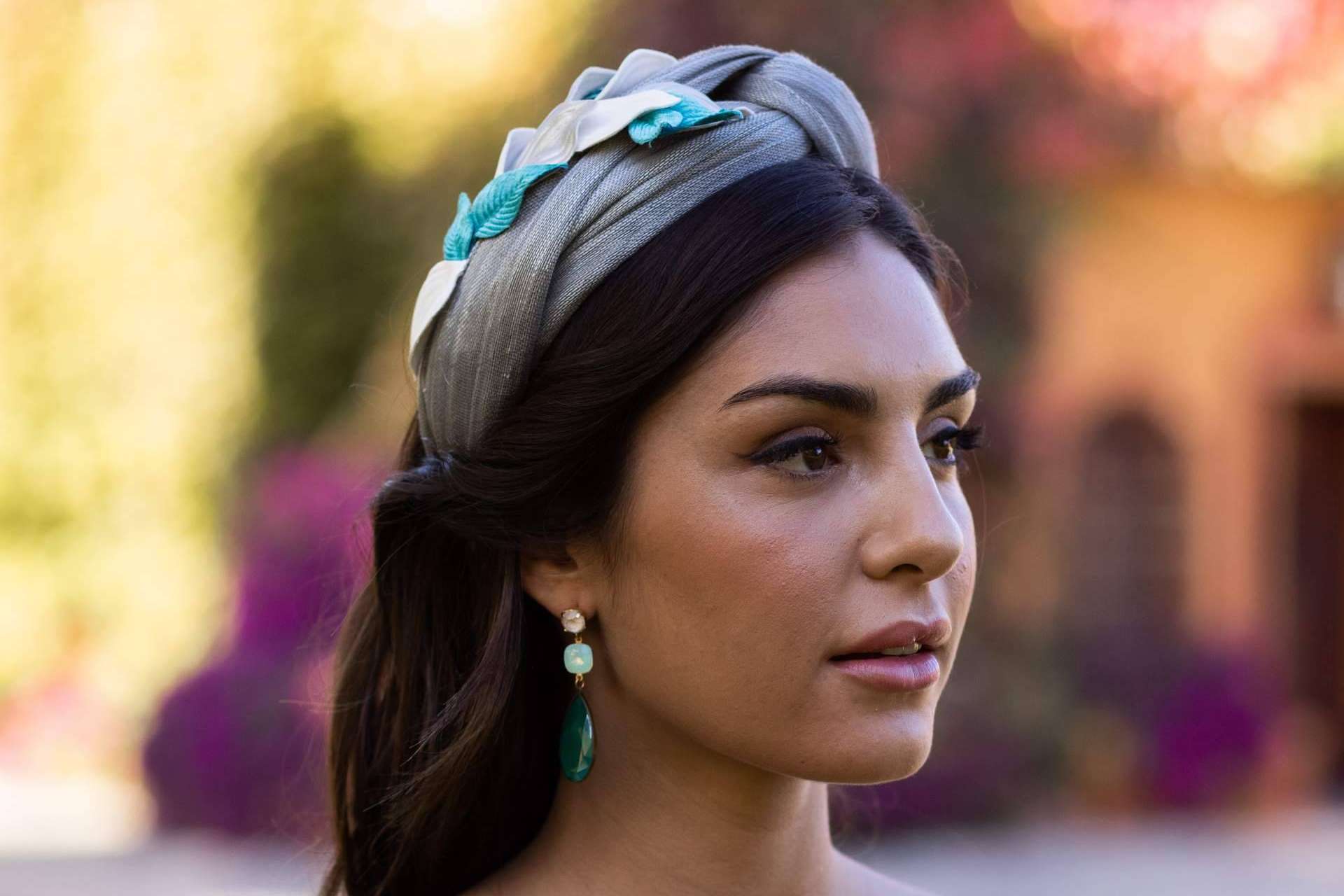 Última tendencia en los looks de boda con las diademas de invitada