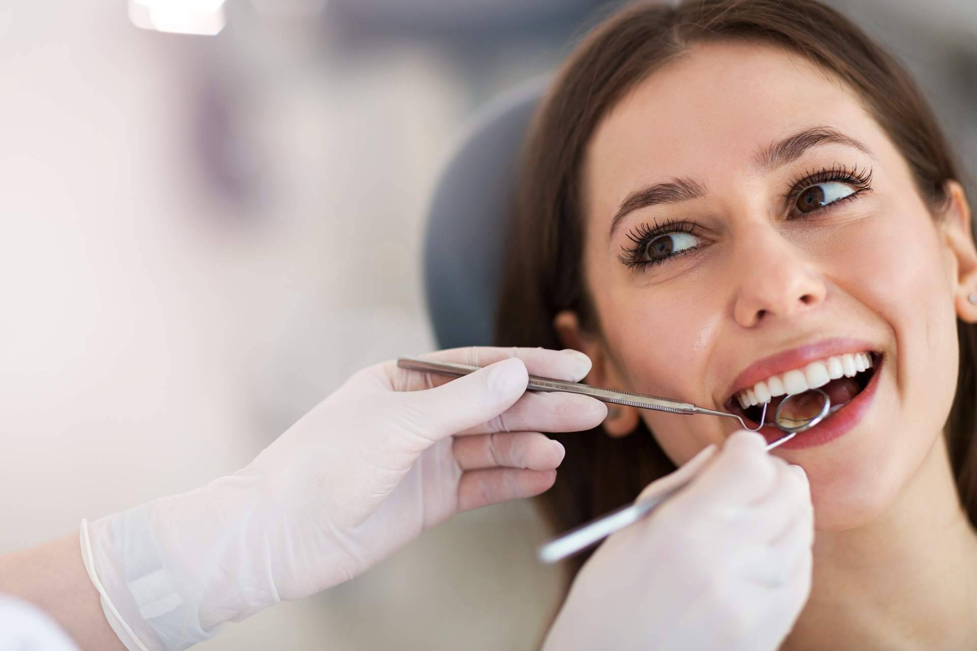 Ortodoncia Insignia en Clínica Dental Sonrisas, una técnica a medida para la dentadura de un paciente