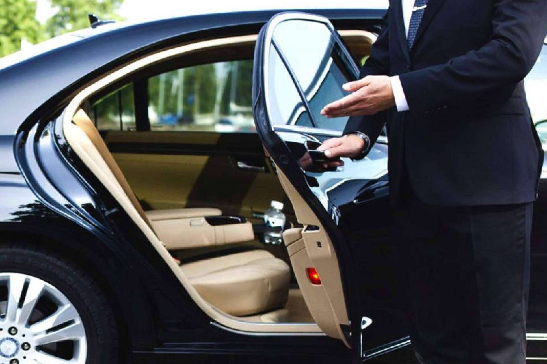 Coches de alta gama con chófer para cualquier tipo de traslado en Andorra, con Limusinas Lara