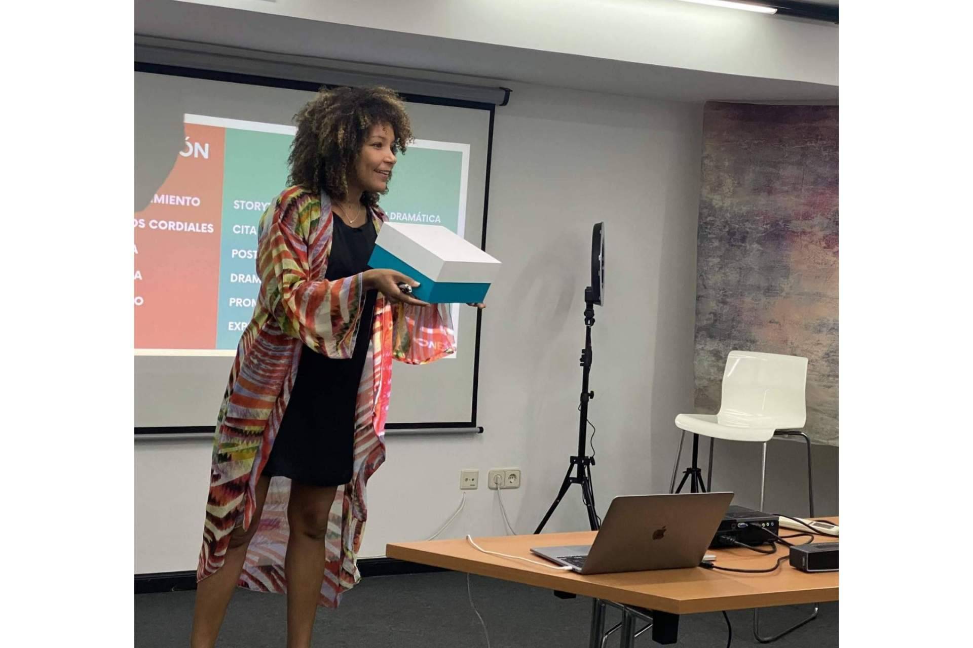 Las empresas valoran más a los profesionales que saben hablar en público, según Esther Nguema