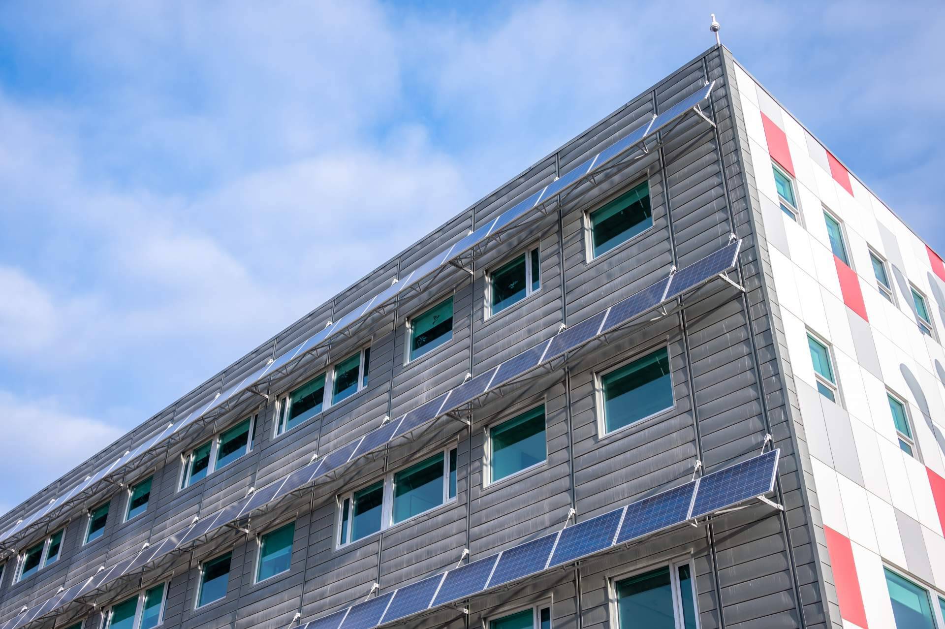 Instalación de paneles solares en fachadas, por Sud Renovables