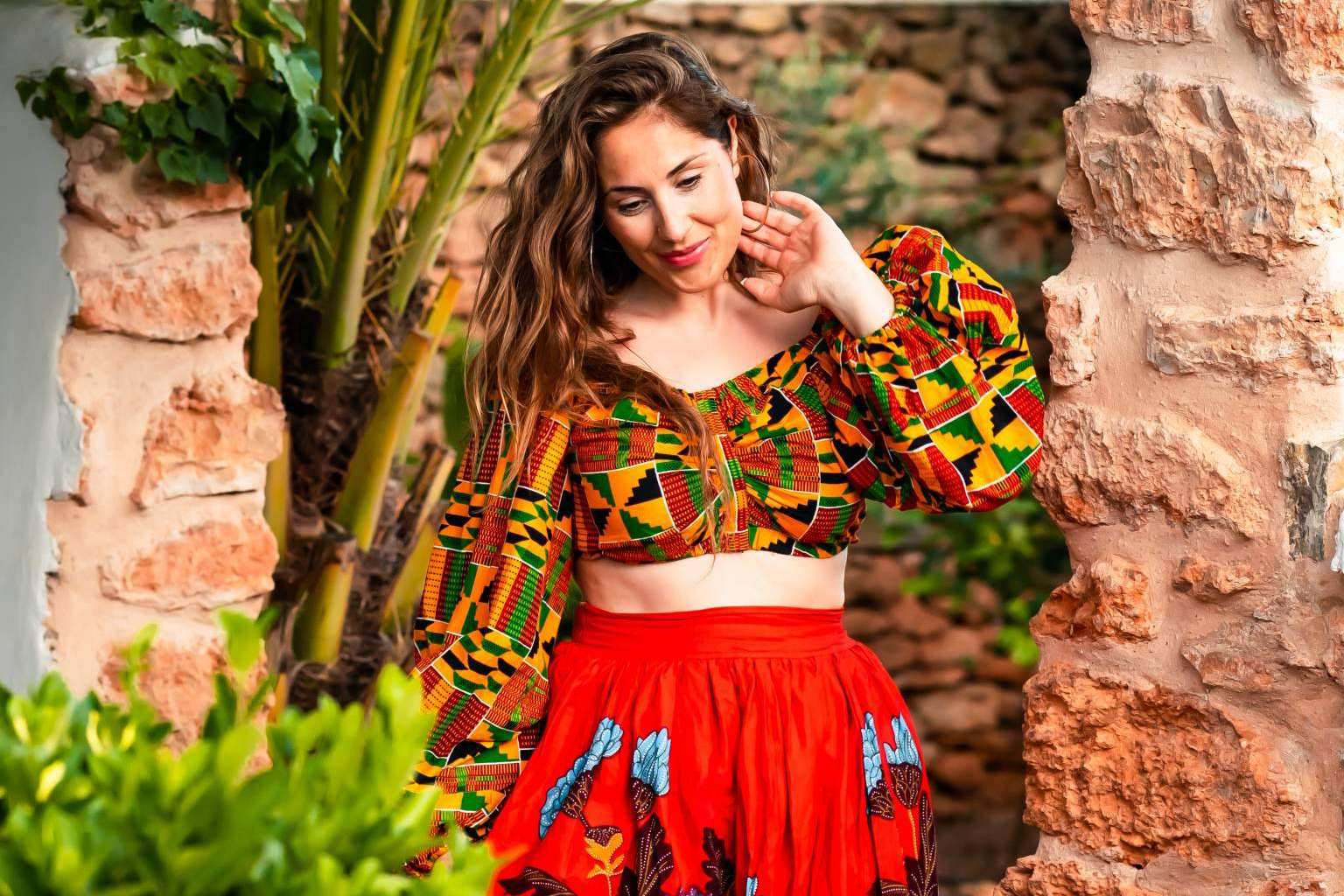 Queen Titíne es una marca de ropa solidaria que combina diferentes estampados africanos con el estilo occidental