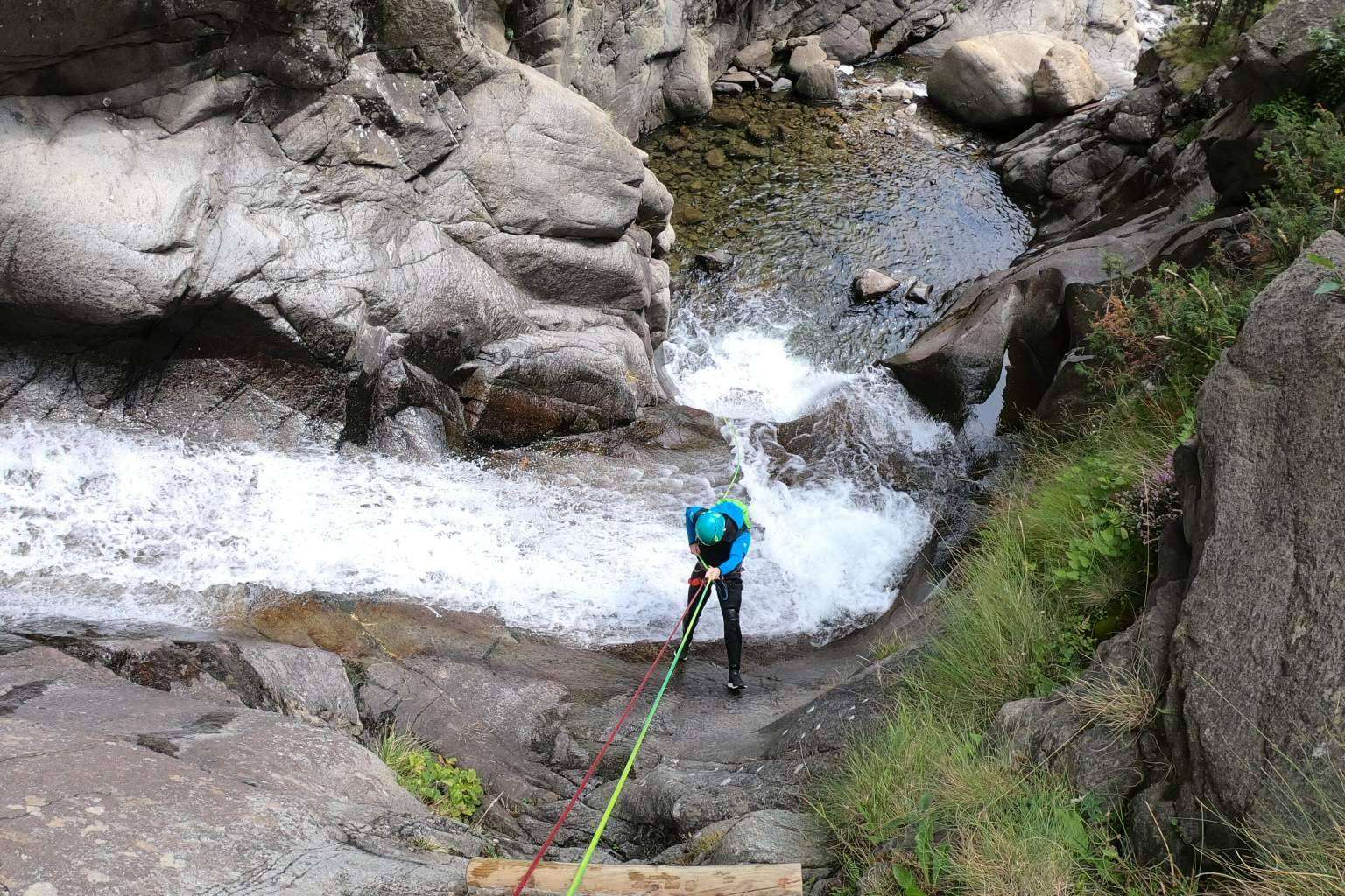 Disfrutar del barranquismo en Catalunya con Guía y Deportes de Aventura
