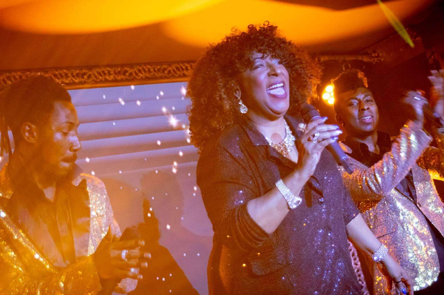 ZAK Rendez Vous, un nuevo restaurante espectáculo en Sitges - Barcelona que sorprende con un gran show de cantantes en vivo