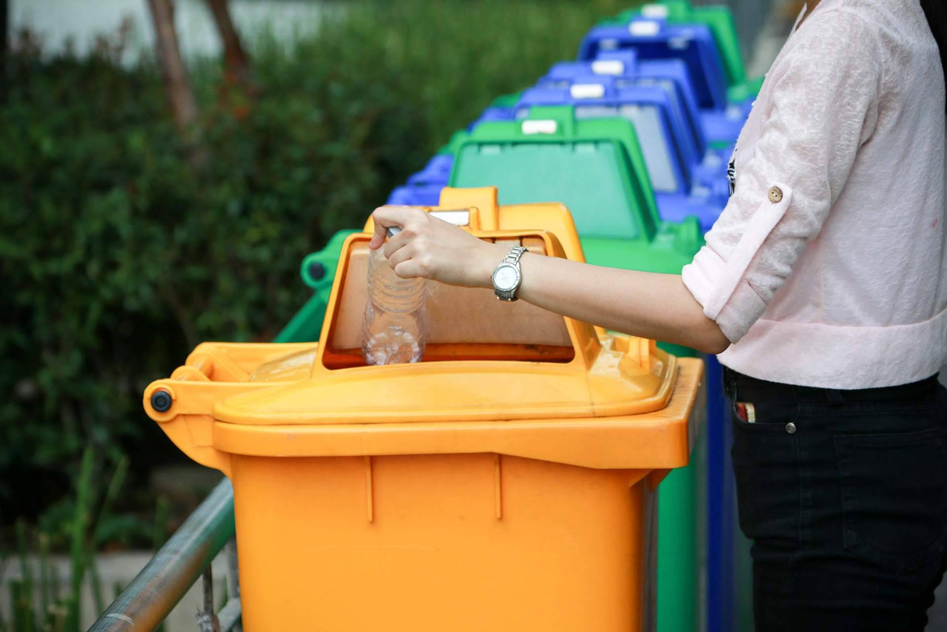 Absorbentes y Cubetos, la tienda online con una variada gama de contenedor de basura para empresas