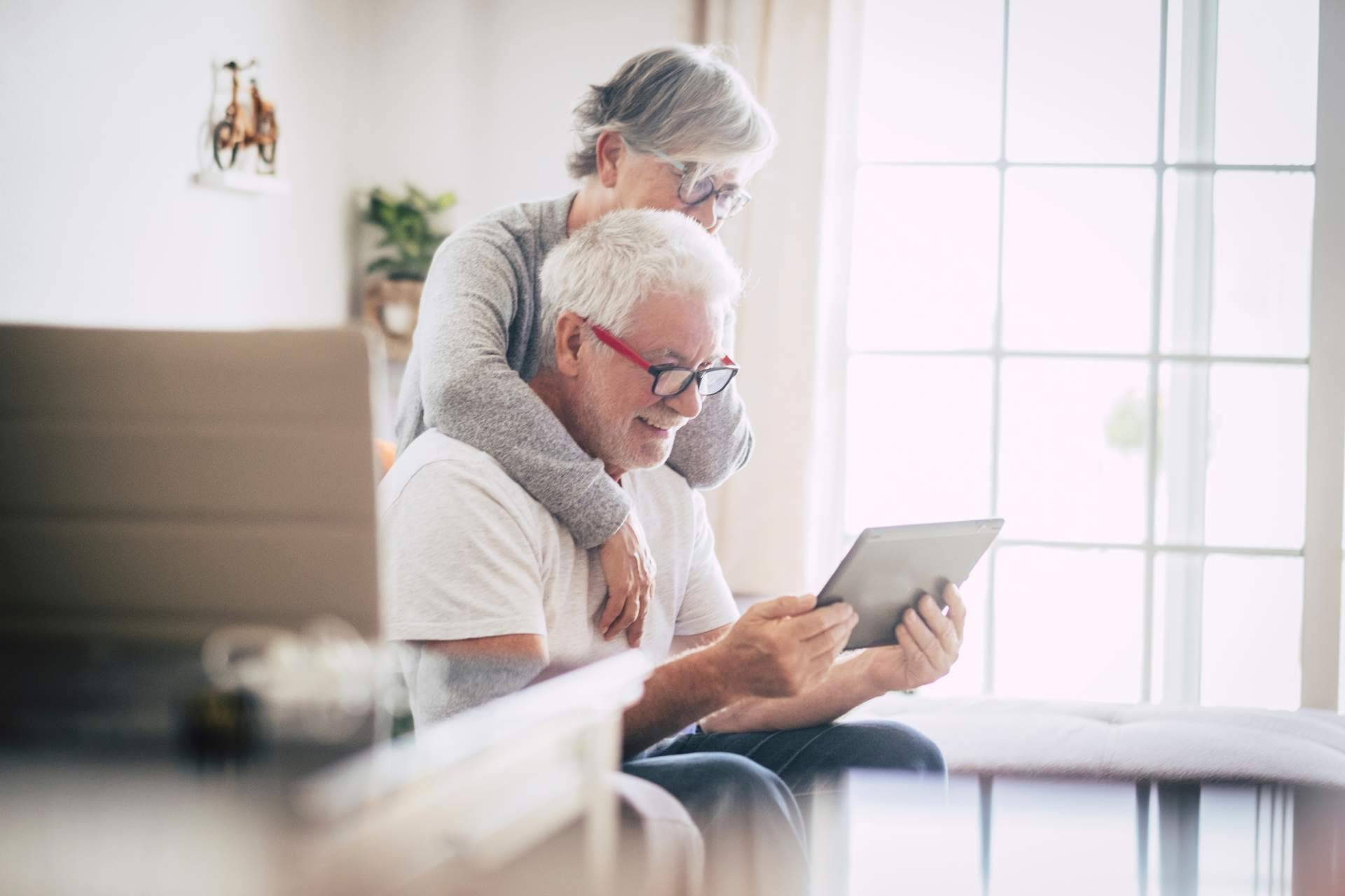 Gente mayor y salud digital, la solución que ofrece Idonia ante la brecha digital
