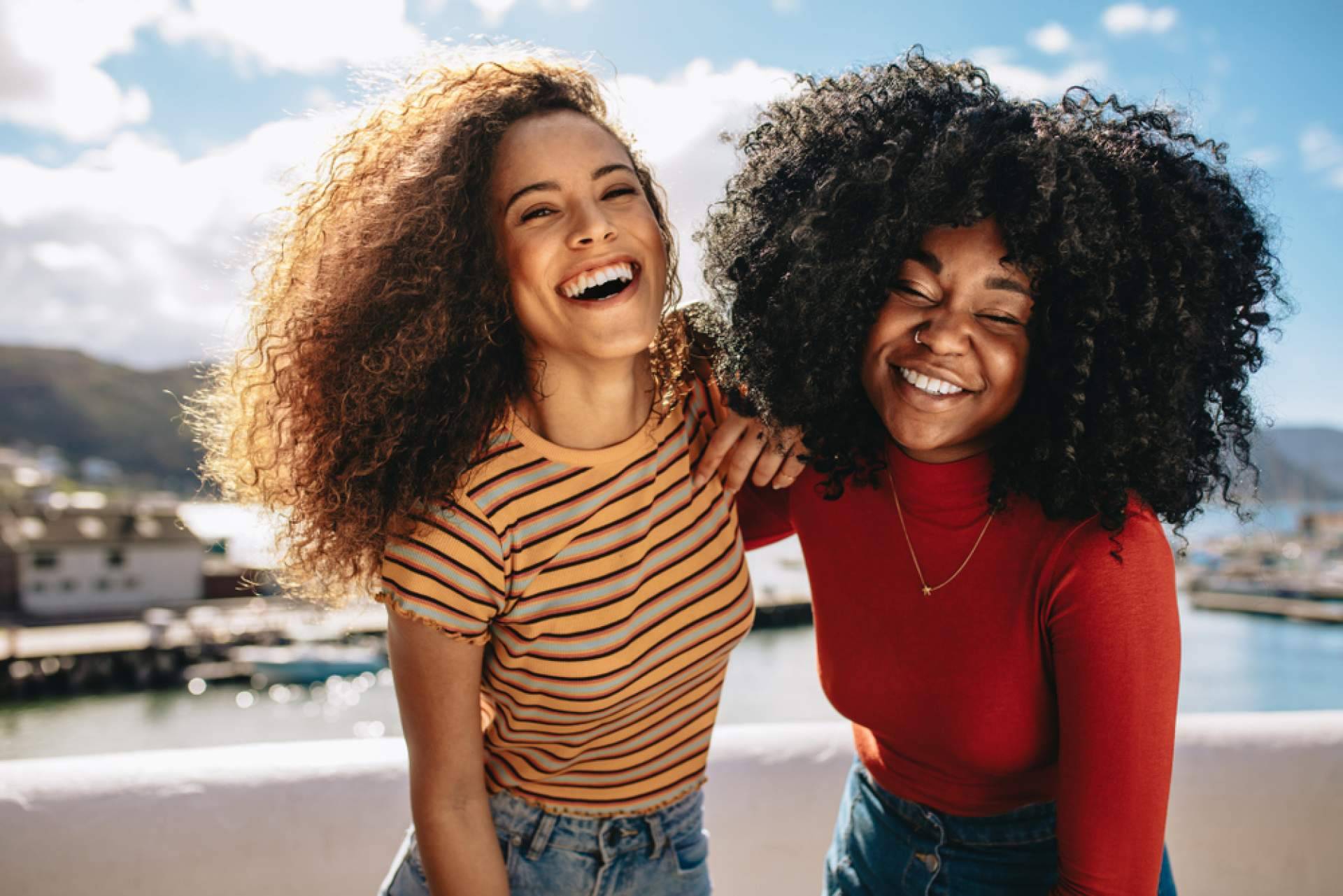 Los consejos de Mundo de rizos para cuidar y proteger los rizos en verano