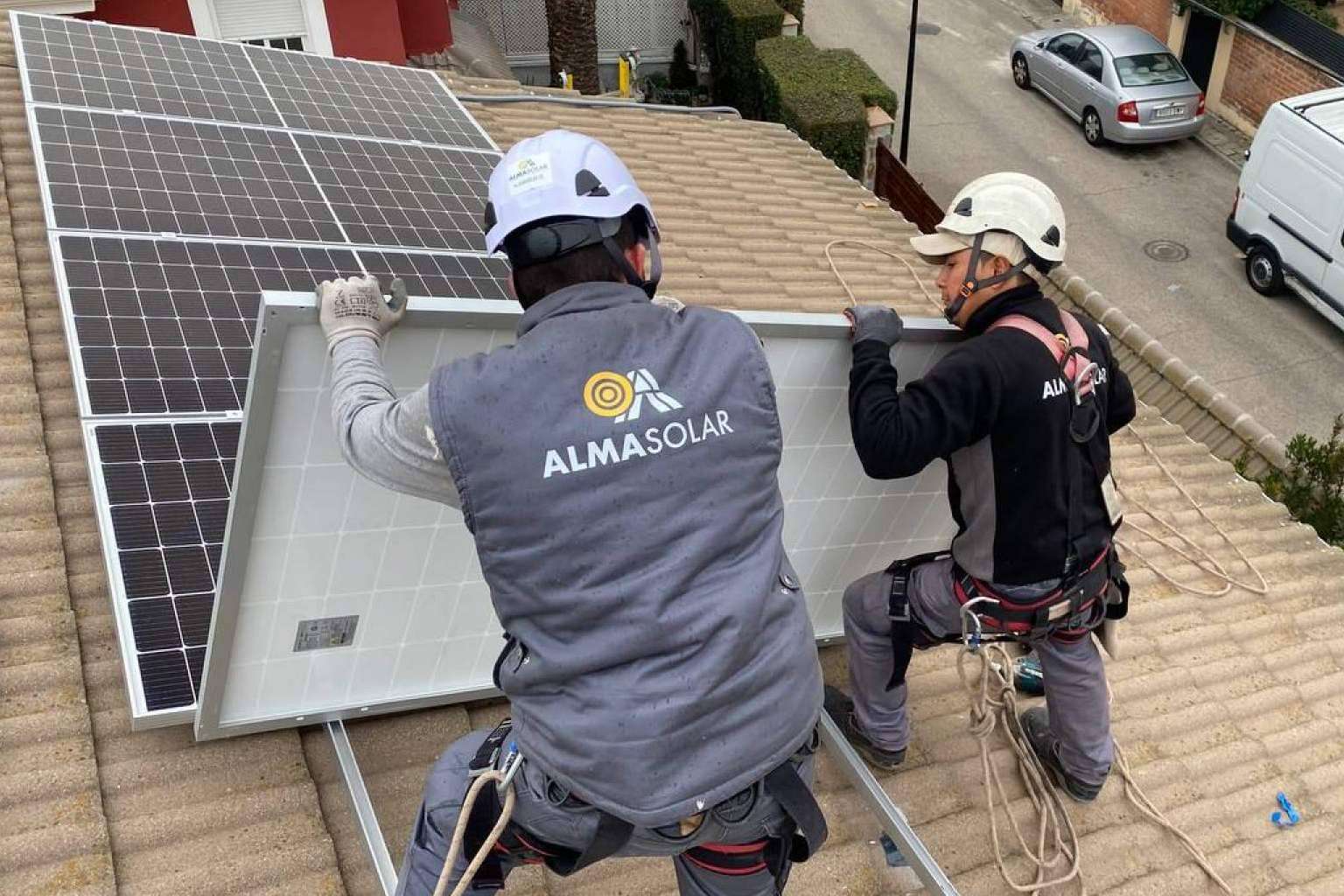 Utilizar paneles solares fotovoltaicos para reducir la contaminación en 100 toneladas de CO₂, por Alma Solar