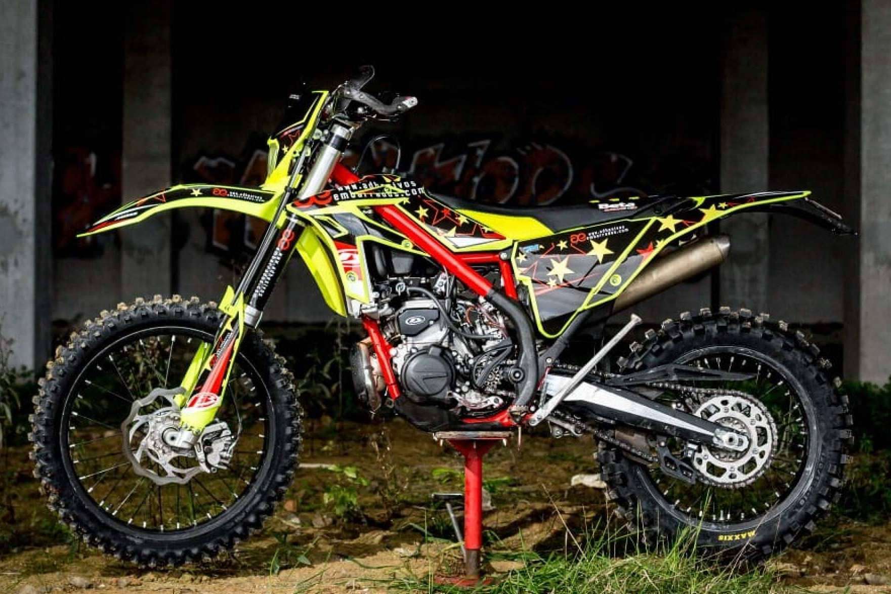 Personalizar motos usando las pegatinas para motos de ADHESIVOSEMBARRADOS