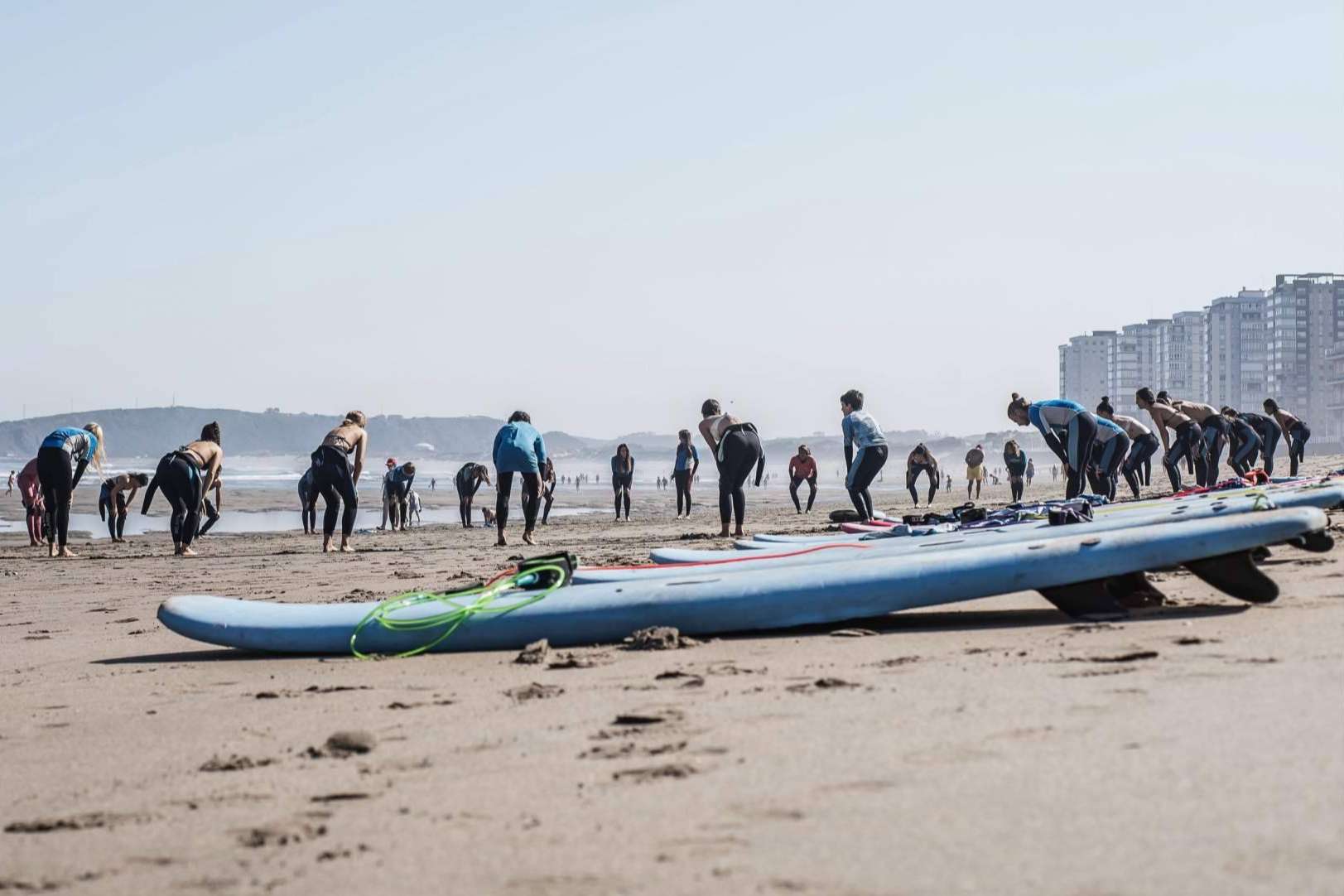La gran afluencia durante el verano para hacer surf en Salinas de Surfistas, por la escuela Family Surfers - Surfcamp Las Dunas