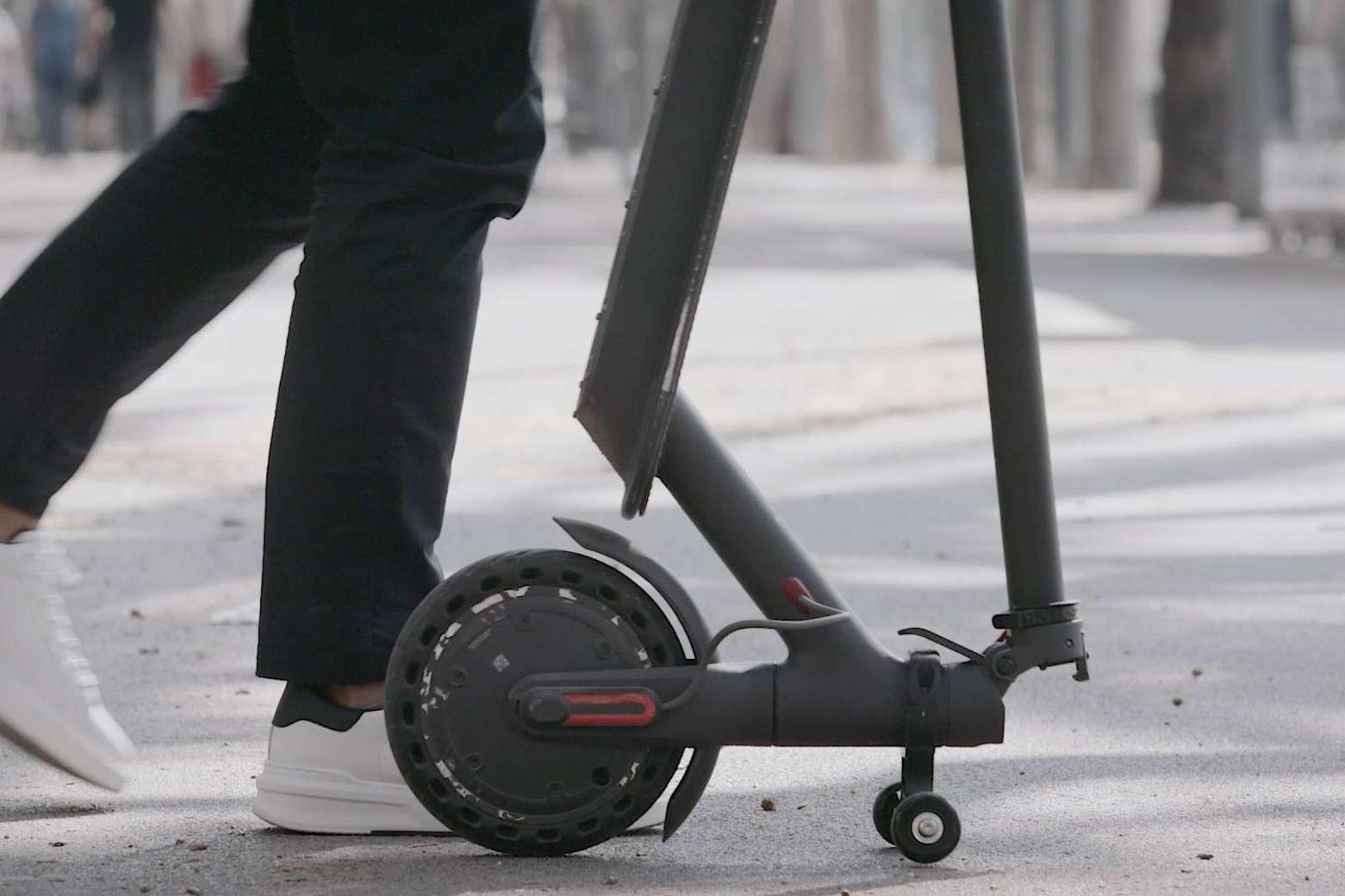 ¿Cómo es el soporte para patinete eléctrico de Techmotion Electronics que facilita el desplazamiento?
