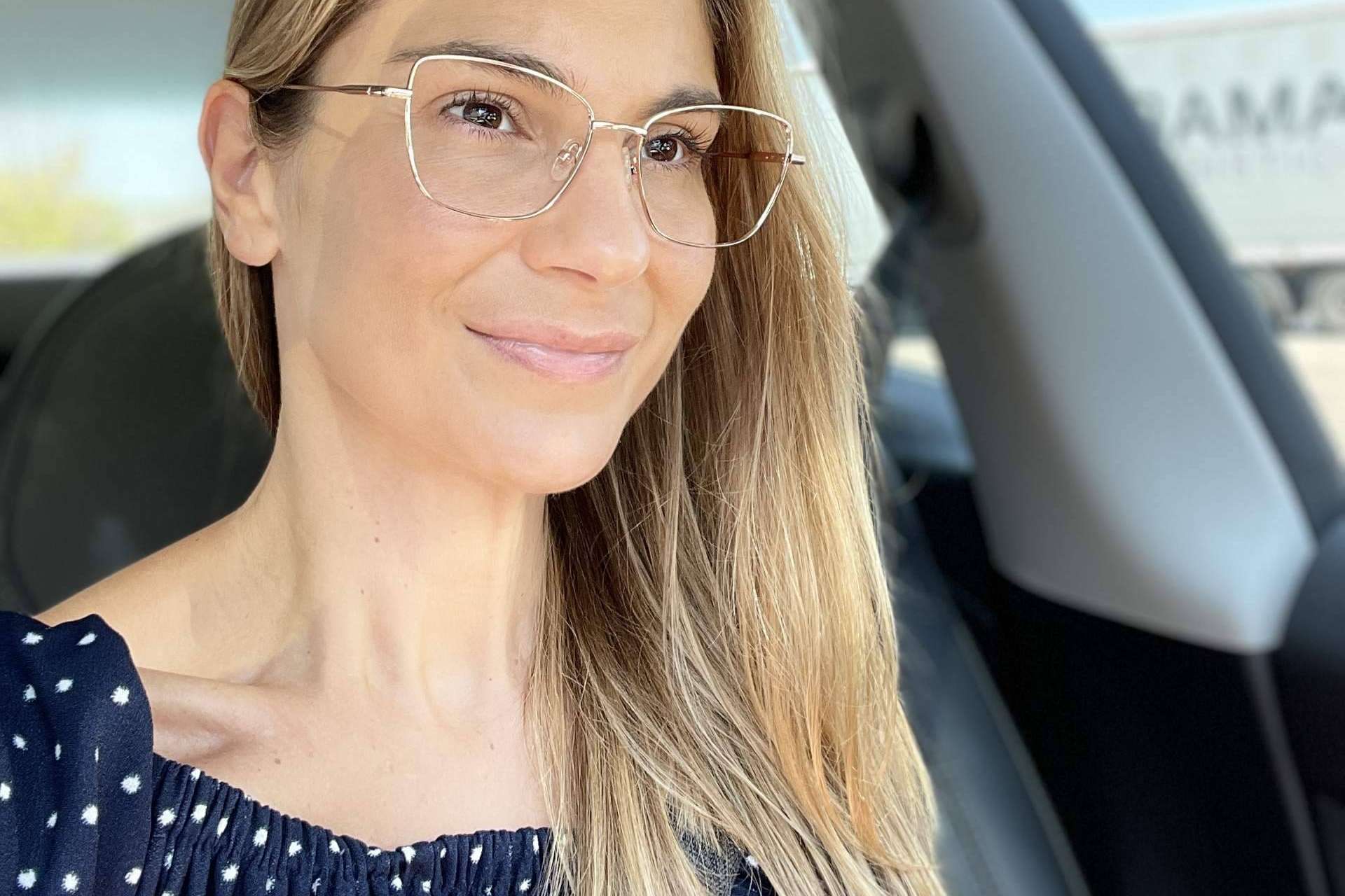 Los consejos más importantes a tener en cuenta para conducir con gafas, por Carolina Lober y Confortauto