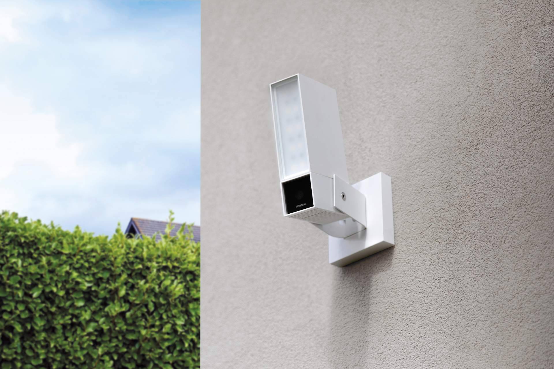 Nueva Cámara Exterior Inteligente con Sirena blanca disponible en Netatmo