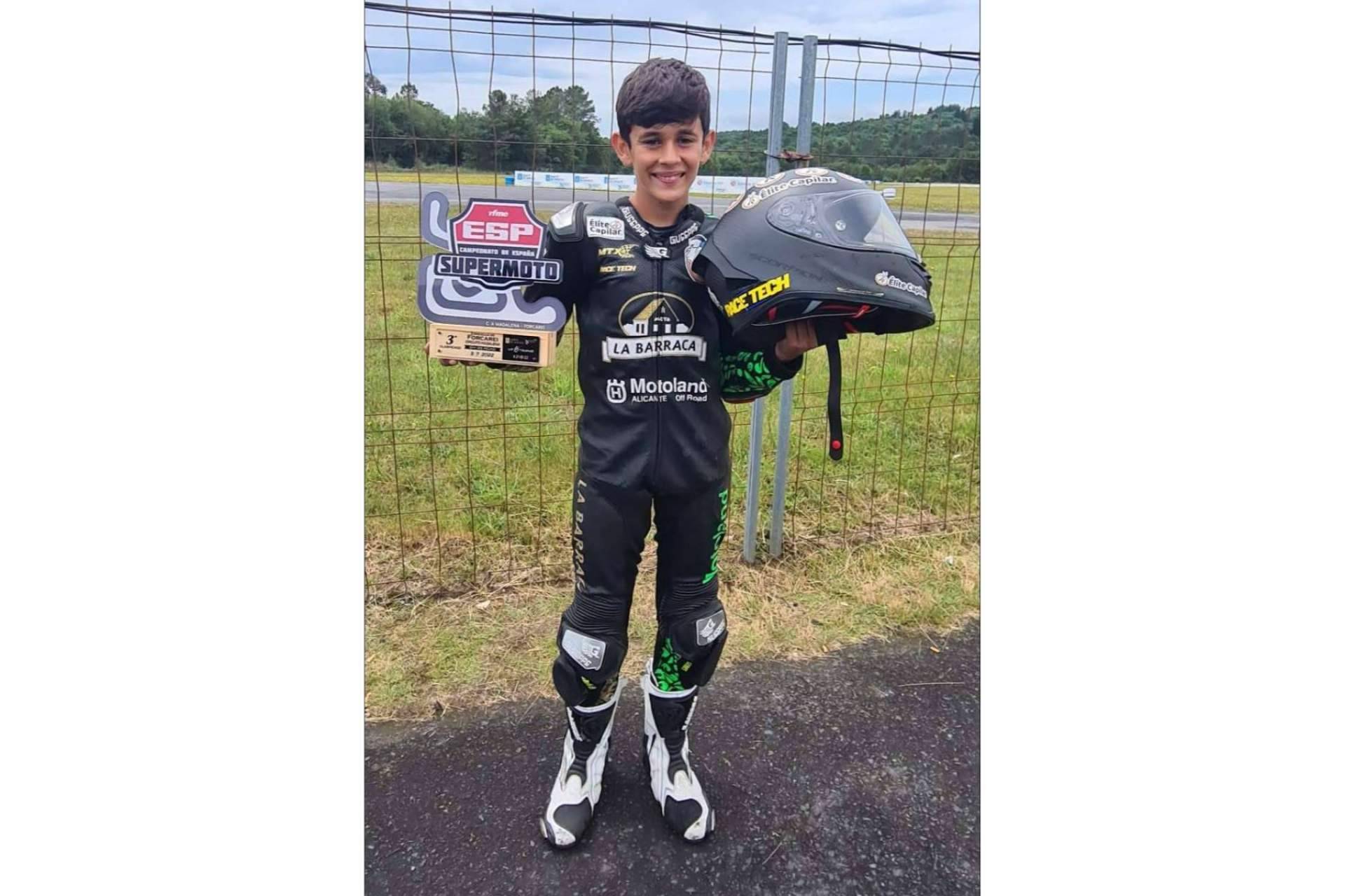 Marc Moñinos Esteve, con el patrocinio de la clínica capilar Élite Capilar, lidera por el momento el Campeonato Nacional de Supermoto 85cc