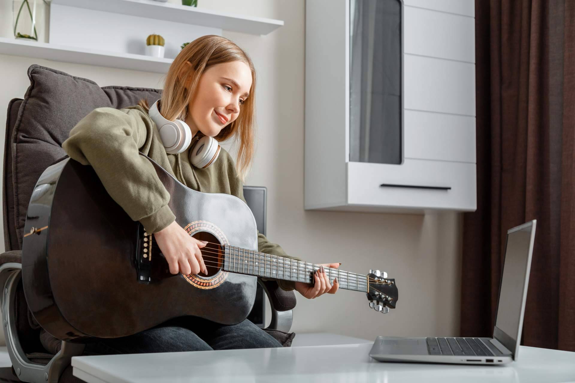 Las clases de guitarra online divertidas y personalizadas de la Escuela de Música Erizo