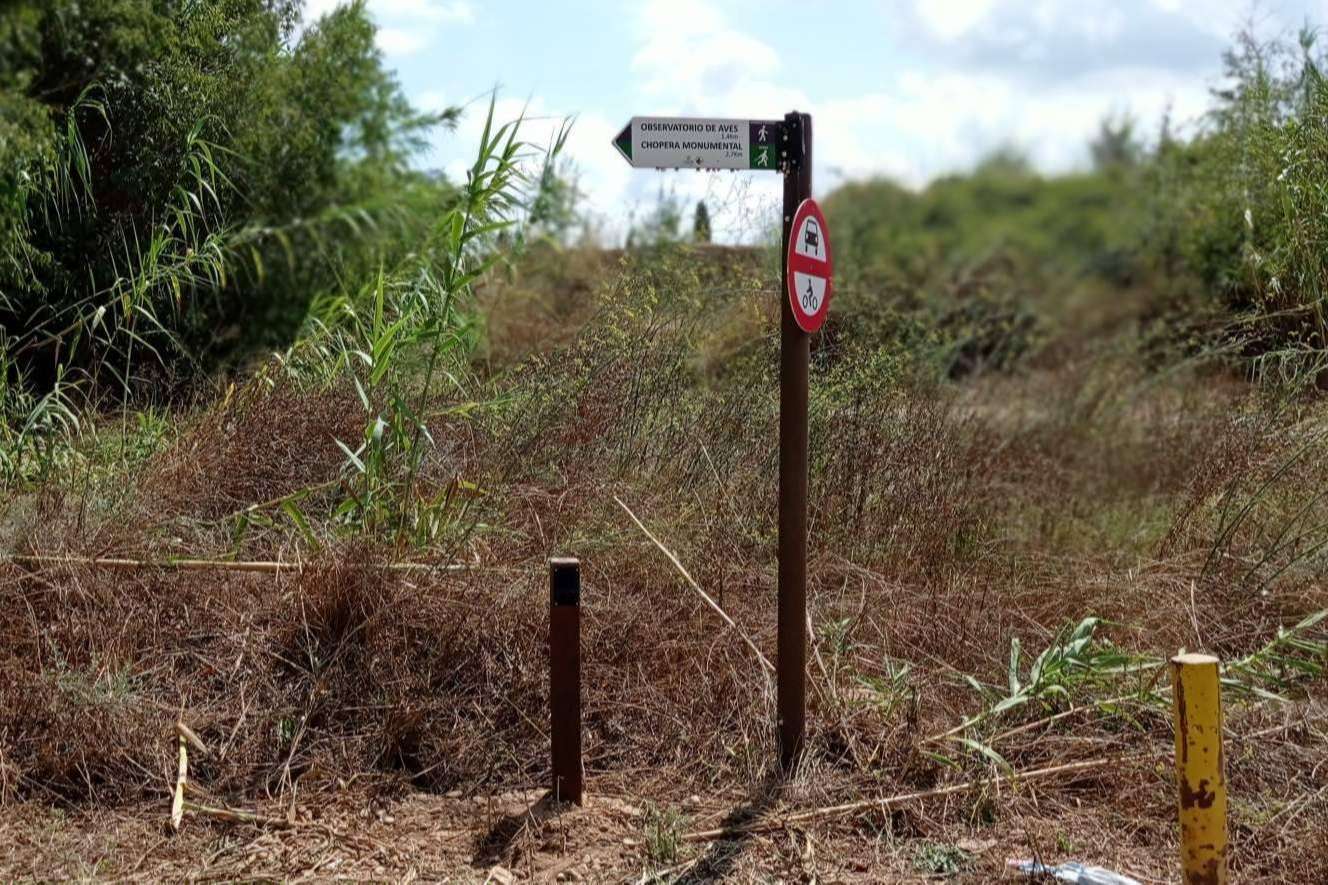 Balizas de plástico reciclado para el montaje y la habilitación de senderos rurales, por Abadecom