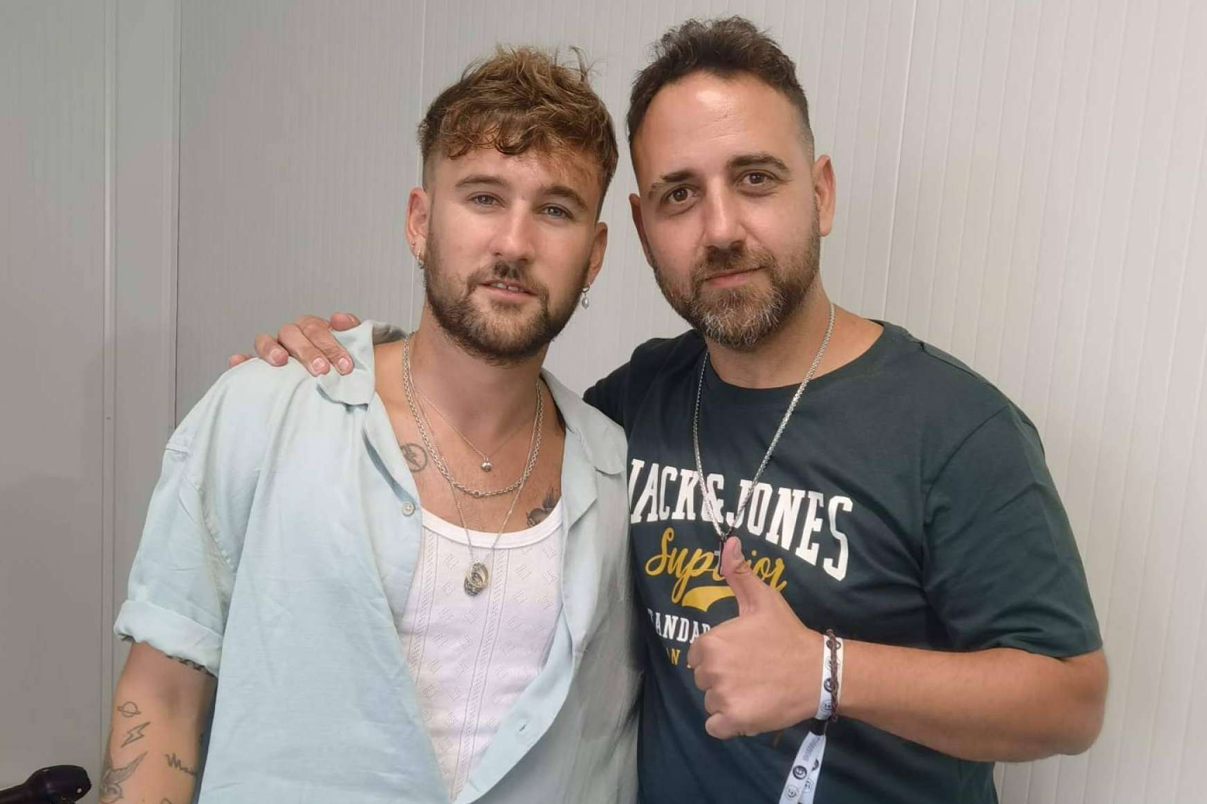 El peluquero de los famosos en el festival Sonorama, el trabajo de Eulogio Medina