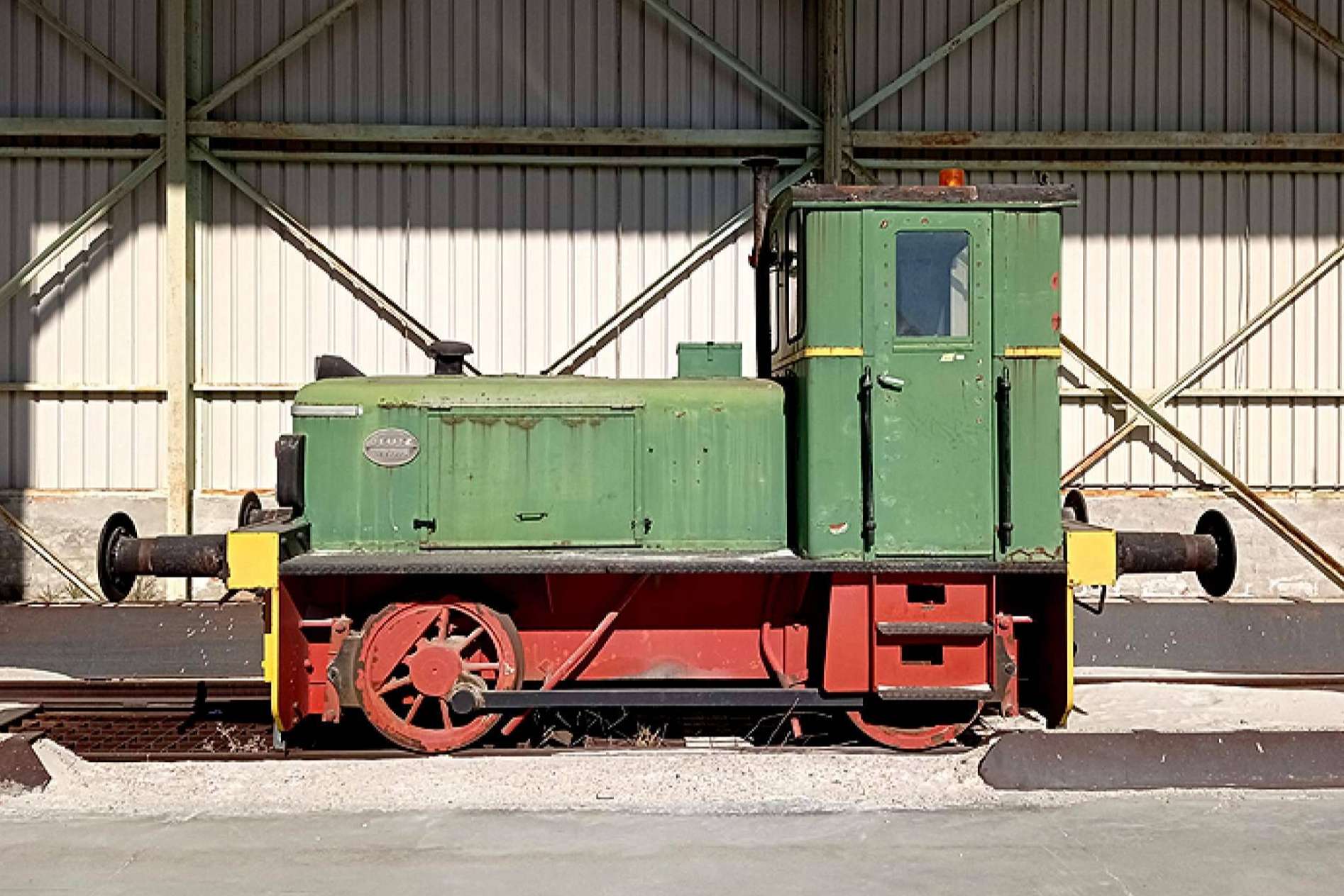 Rescatada una locomotora histórica de Saint Gobain por la Fundación del Patrimonio Ferroviario