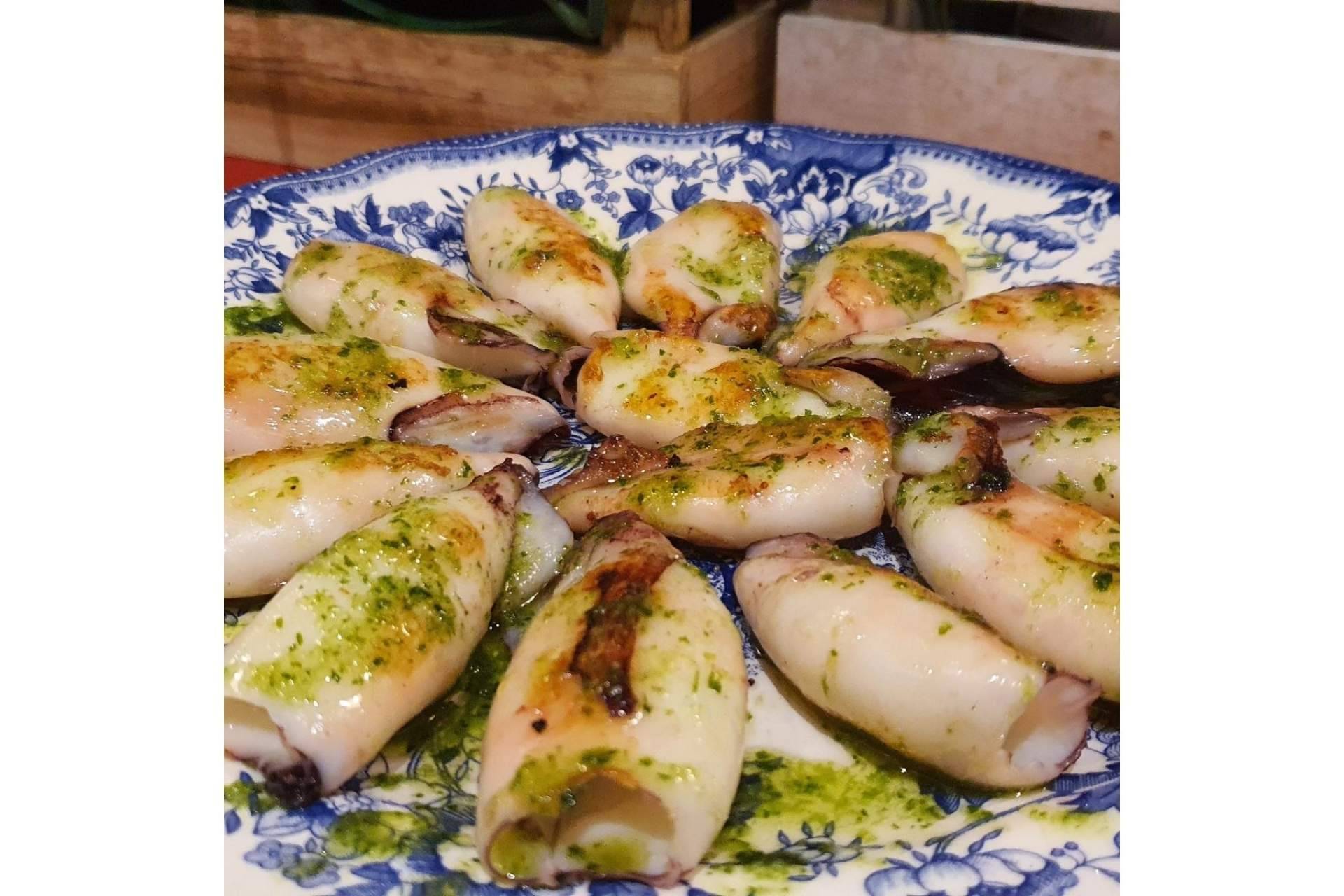 Degustar comida casera y tradicional en el restaurante La Taberna Casera, de El Cabañal