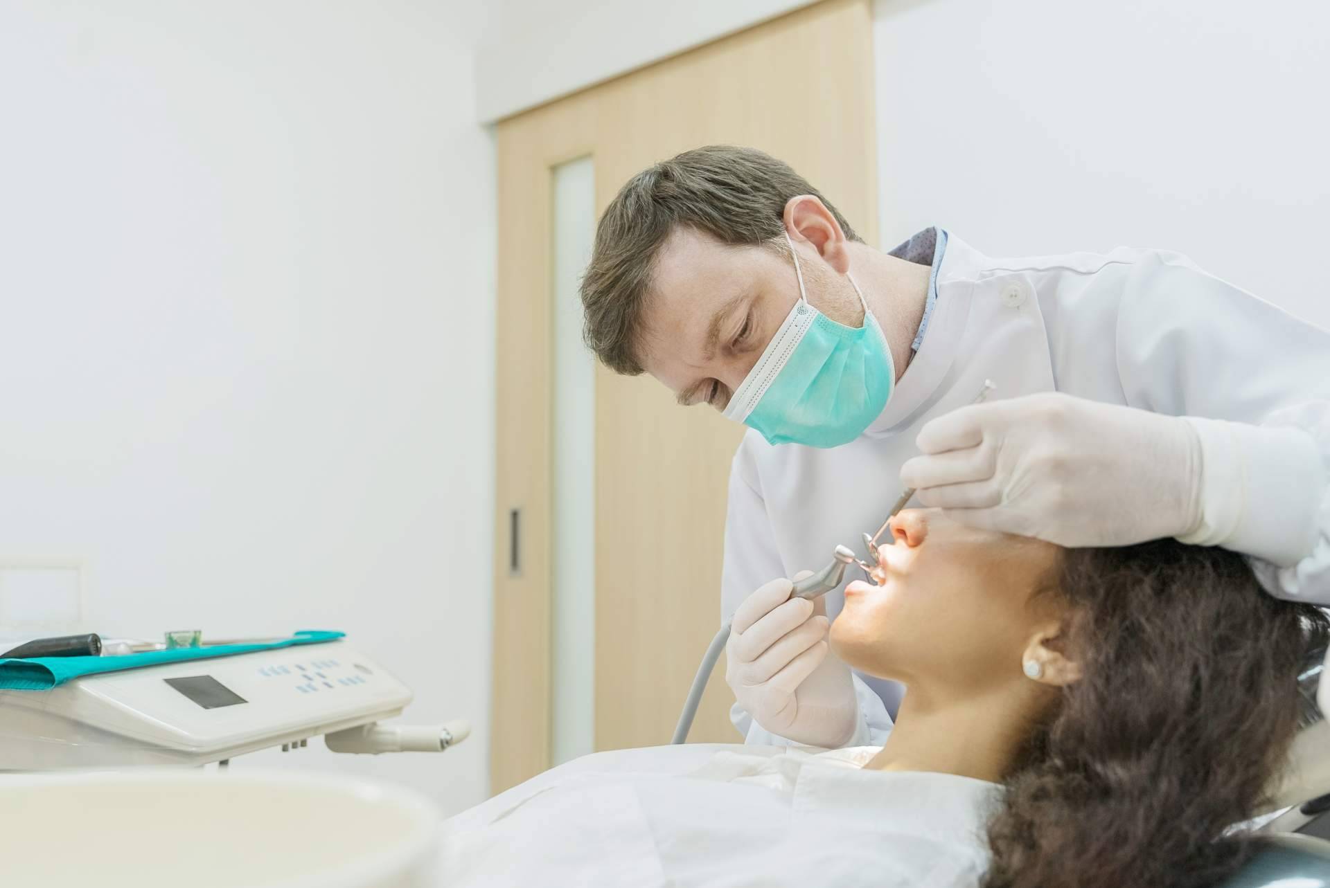 ¿Cuáles son las funciones del higienista bucodental y cuál es su formación?