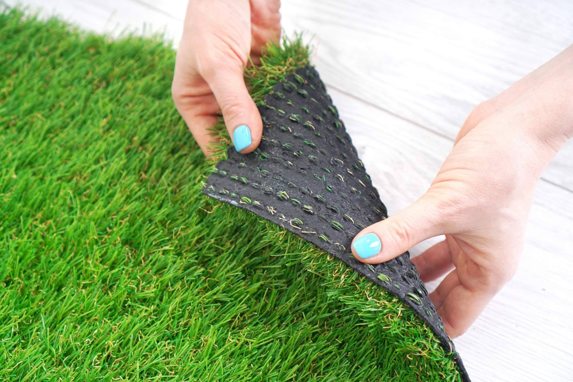 Césped artificial para decorar jardines y terrazas, con JardínVertical.es