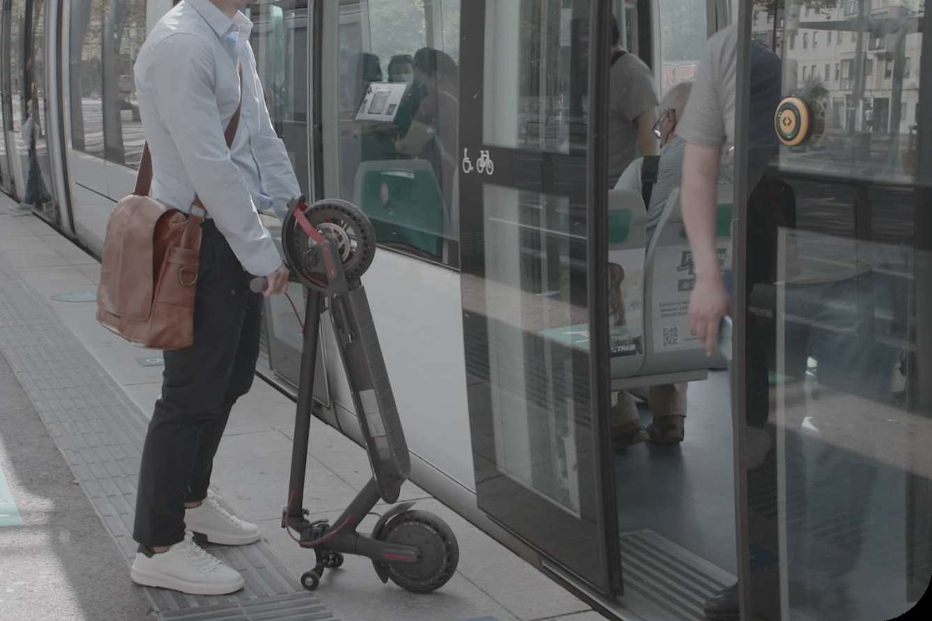 El soporte de Techmotion Electronics para guardar en vertical el patinete ya consiguió un 25 % de su objetivo de financiación en su primera semana de campaña de crowdfunding