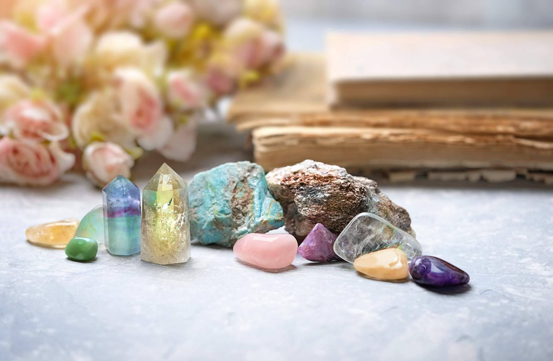 Piedras naturales relacionadas directamente con cada uno de los chakras, en la tienda Tierra de Gemas