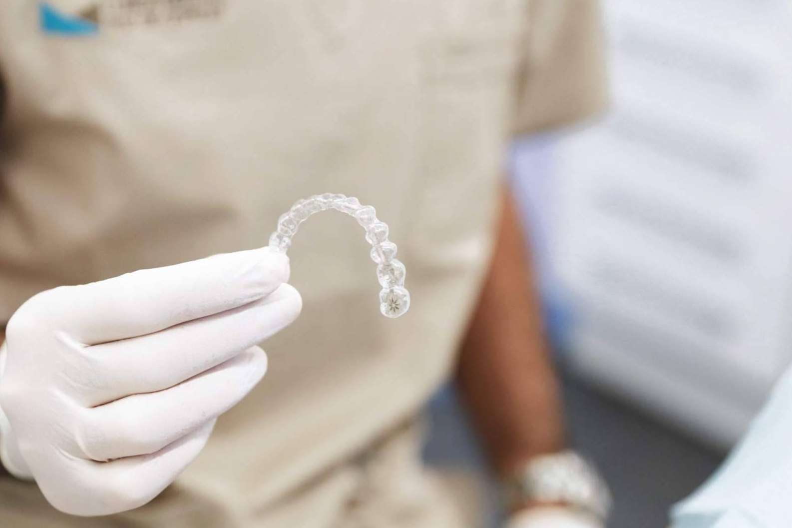 Clínica Dental Ruiz de Gopegui ofrece un precio especial para los pacientes que quieran la ortodoncia invisible Invisalign