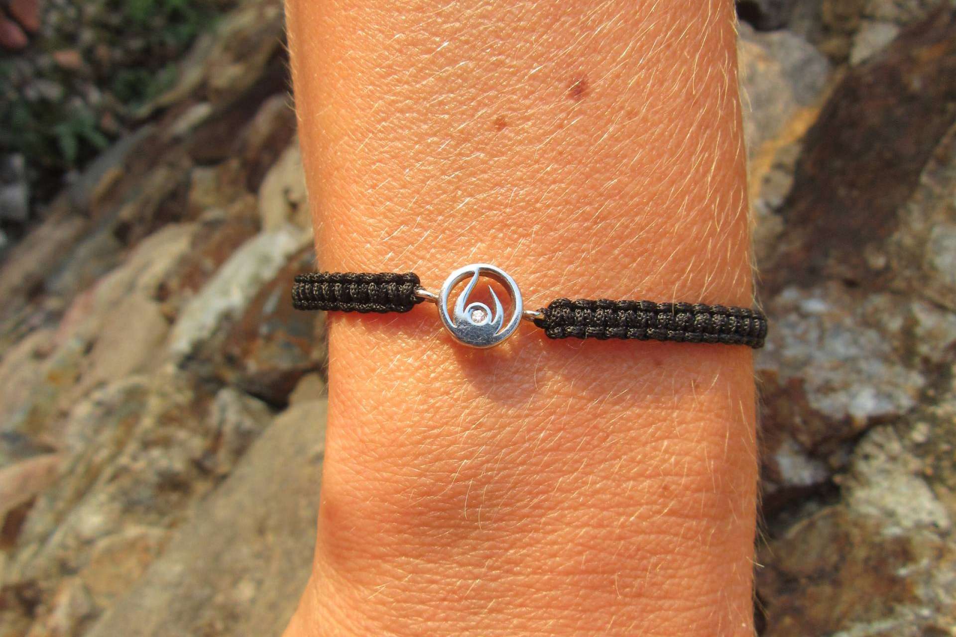 Mimoke Ethical Jewelry y Acción contra el Hambre se unen para lanzar AQUA, la pulsera solidaria, cuya venta apoyará a comunidades sin acceso a agua potable