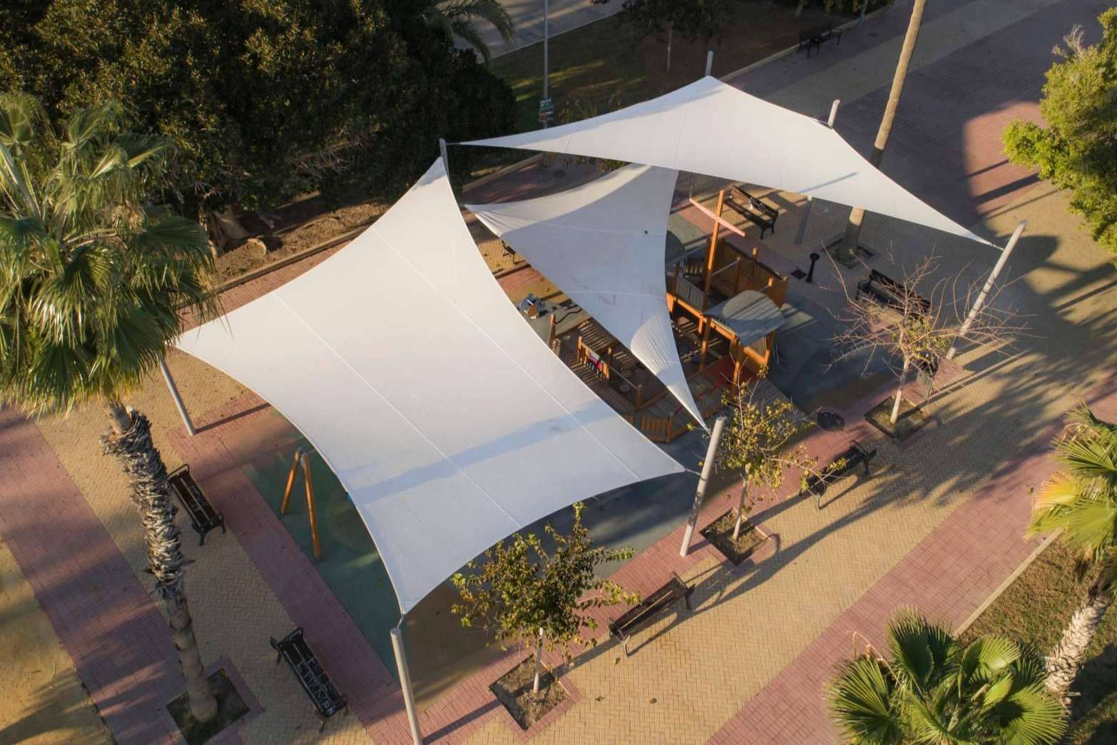 Los toldos tipo vela dan un toque de exclusividad y distinción sin disminuir su protección solar, con Velas Alicante