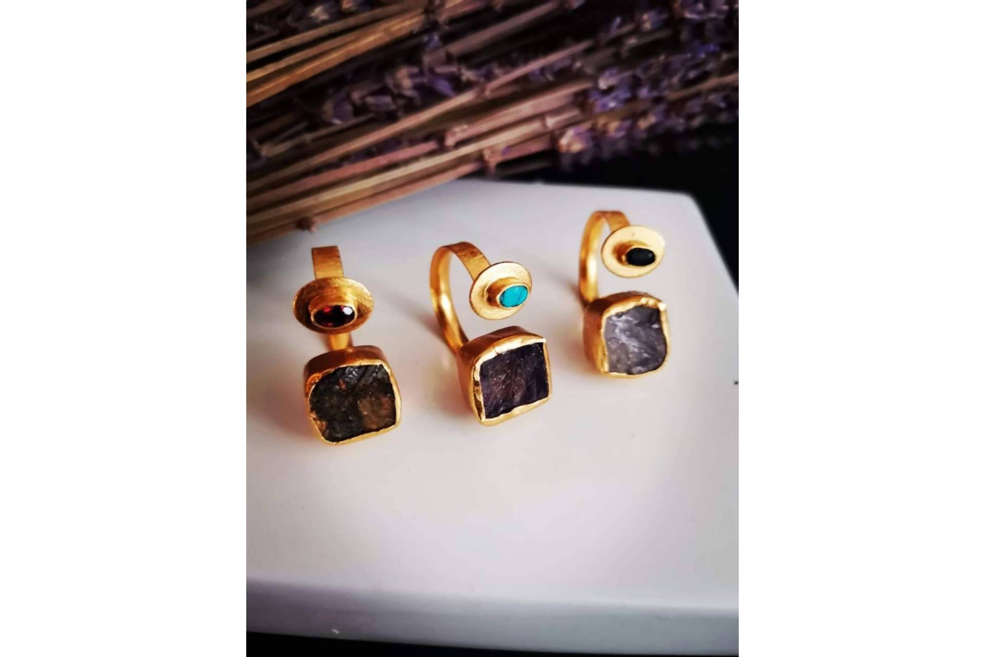 Isabel Lamadrid crea anillos con piedras preciosas