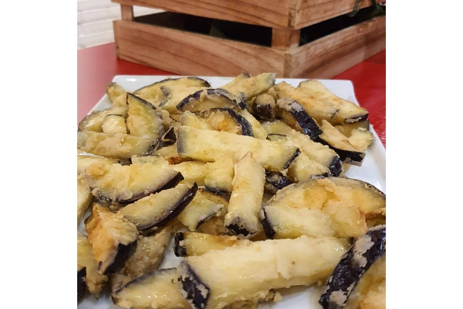 La bandeja de fritura y marisco, la gran especialidad del restaurante La Taberna Casera, en Valencia