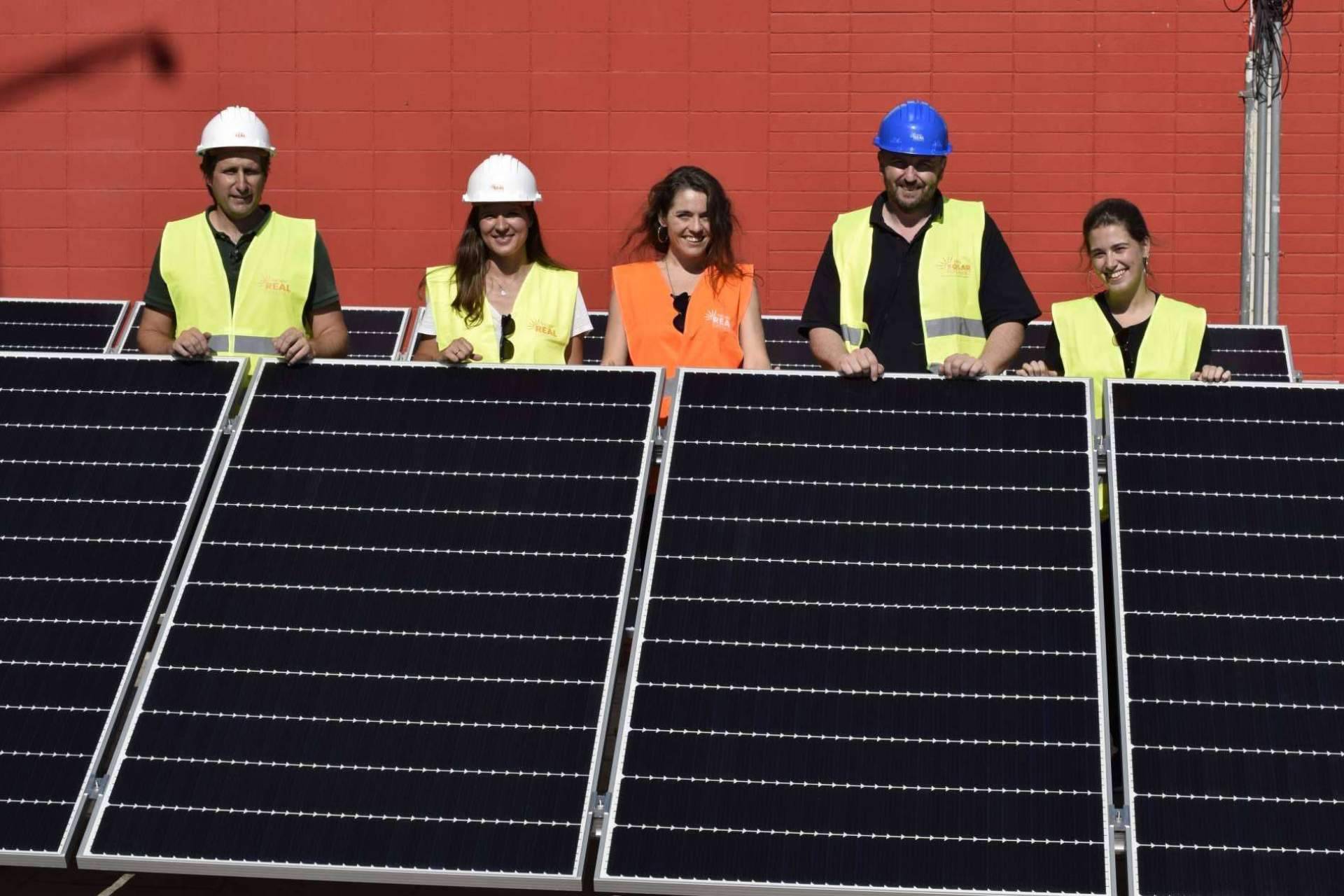 Una plataforma de enseñanza que ofrece una formación en fotovoltaica es TheMPVSolarReference