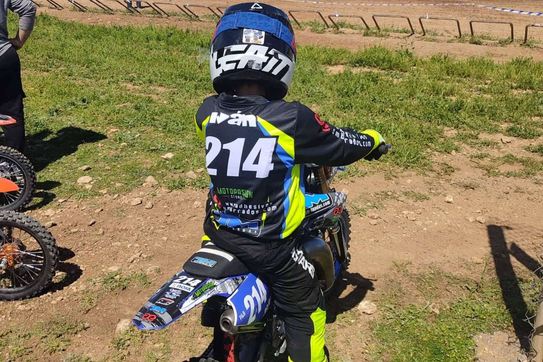 ADHESIVOSEMBARRADOS ofrece ropa personalizada para off road
