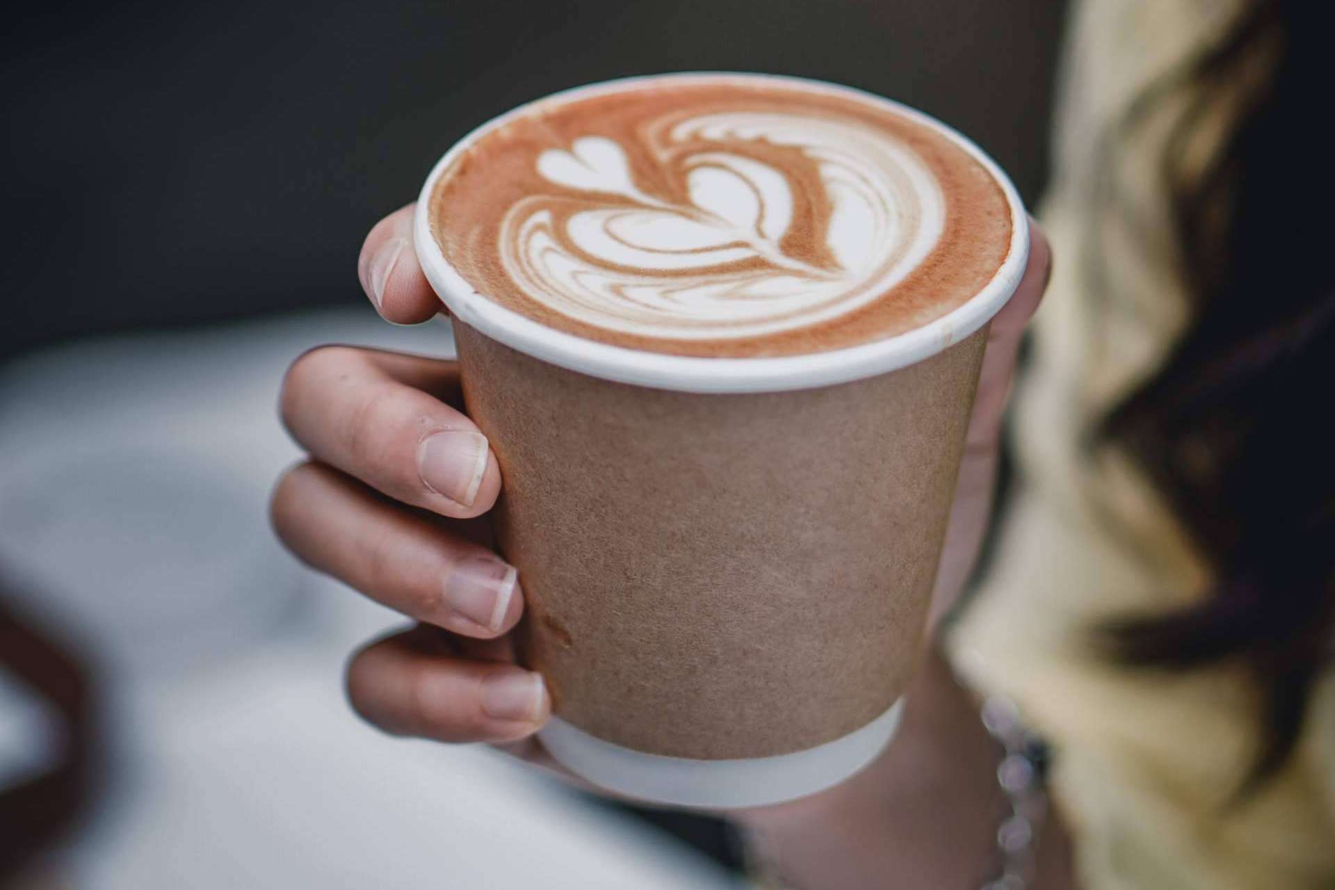 Tomarse un respiro con los vasos de cartón para café de Punto Qpack