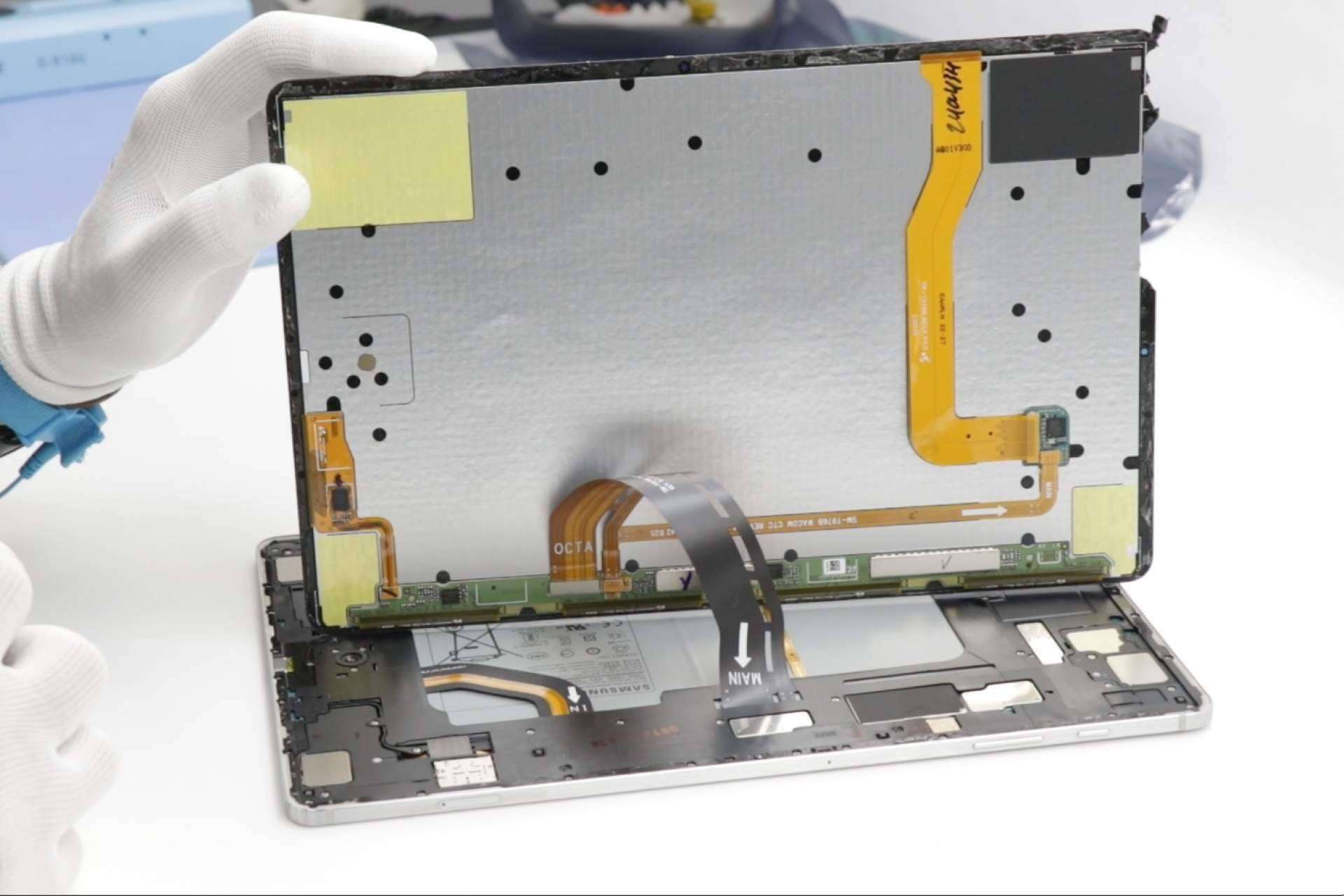 Un colaborador tecnológico que se encarga de reparación para empresas, BCNmóviles
