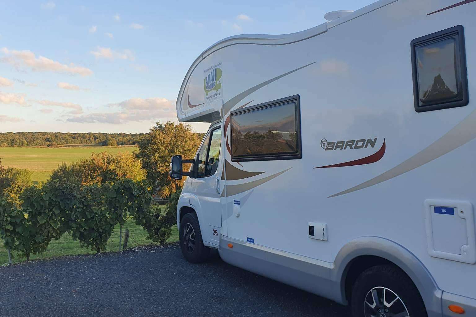 Amafi Caravaning alquila diversos tipos de autocaravanas a un precio económico con todo incluido