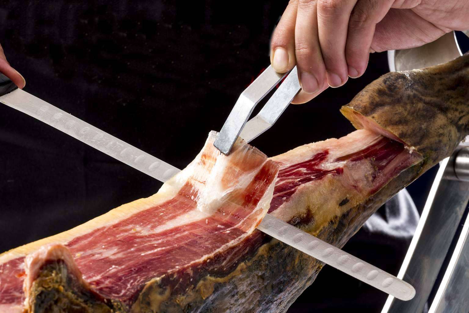 Productos ibéricos, el componente estrella de Cárnicas Segundín S.L. que convertirá un encuentro casual en toda una experiencia gastronómica vital