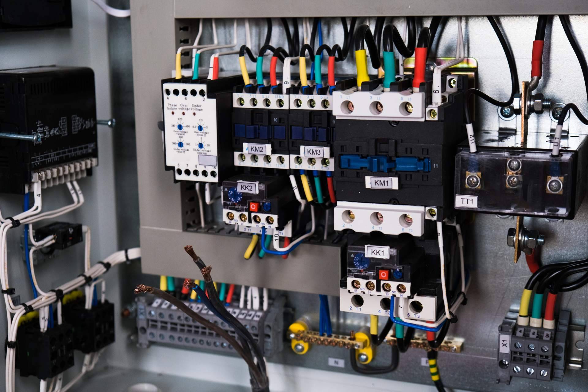 La tienda Cadenza Electric es proveedora de Schneider Electric