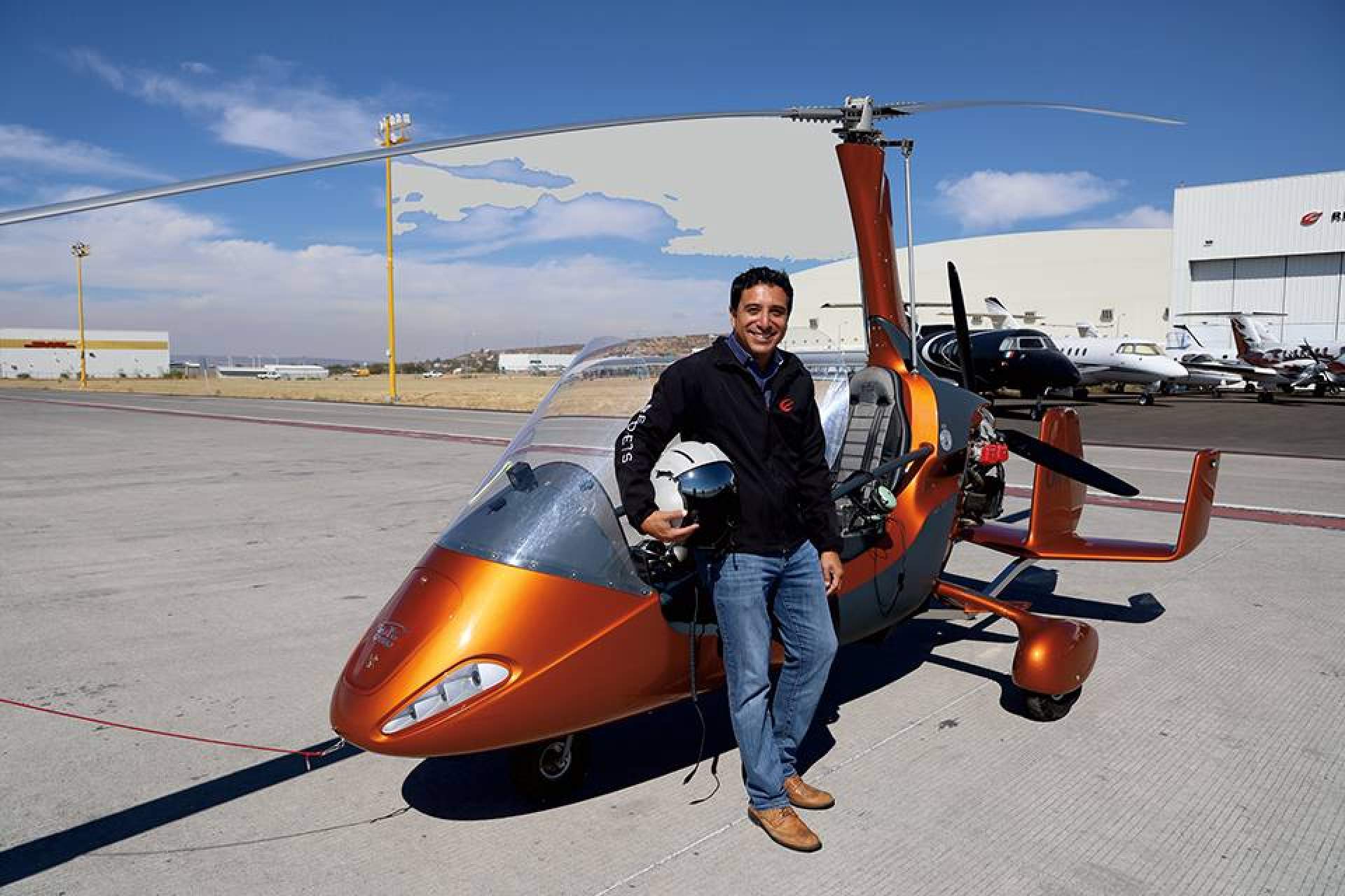 Bernardo Eucario Moreno León es un aficionado a la aviación que continúa el legado familiar