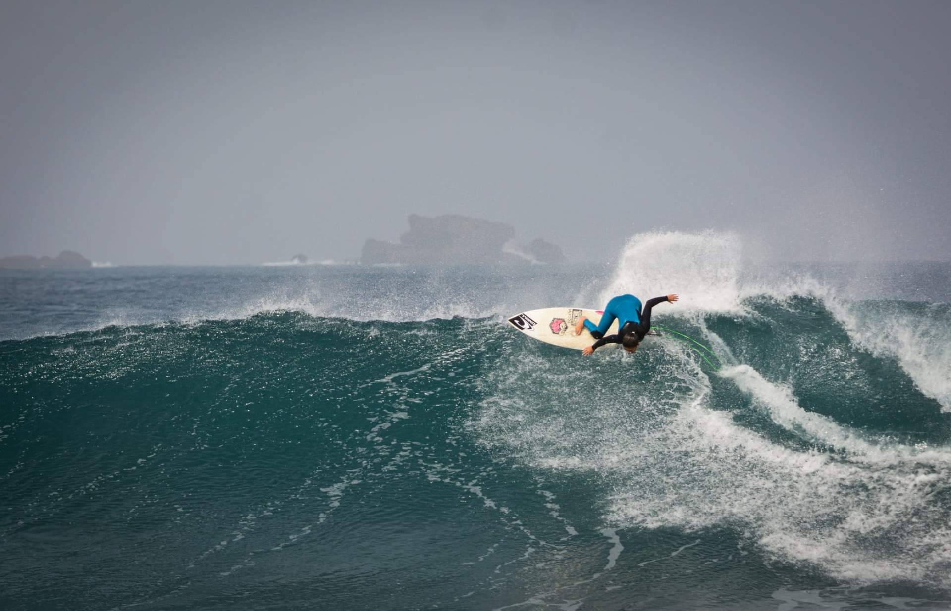 Bioksan se ocupa de esponsorizar a la surfista española de élite, Lucía Machado