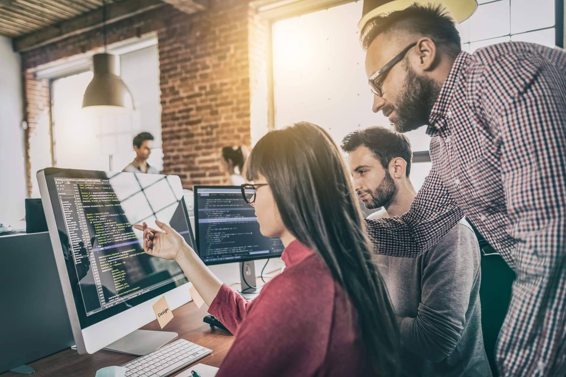 Cuáles son los beneficios y tendencias de la subcontratación de personal informático para pymes en Sevilla