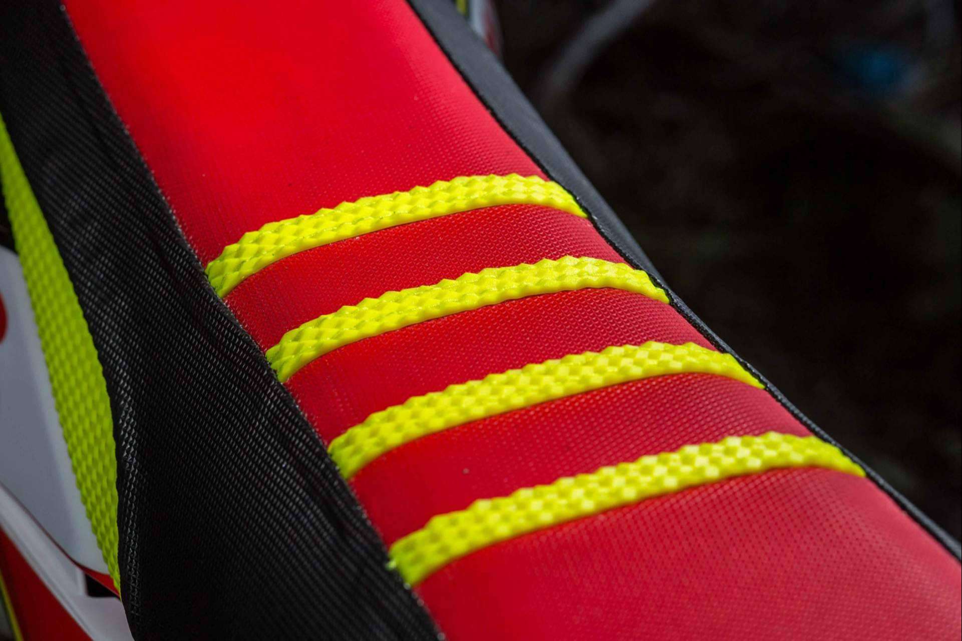 ADHESIVOSEMBARRADOS enumera los beneficios de las fundas de asiento para la moto