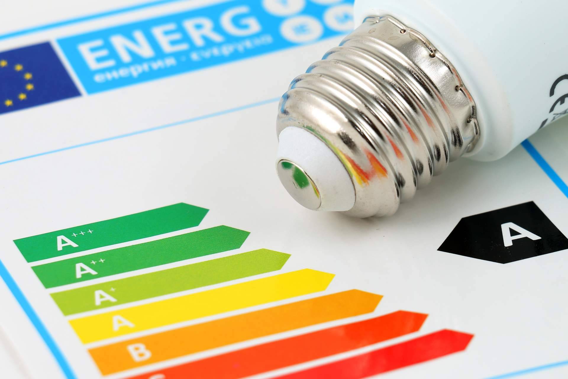 ¿Cuáles son las recomendaciones para ahorrar en la factura de la luz de Enerbal?