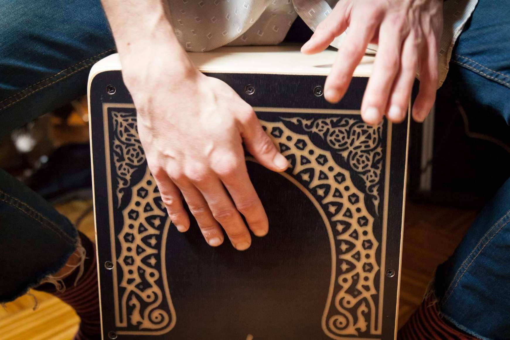Aprender a tocar el cajón flamenco con el libro de Música y Maestro