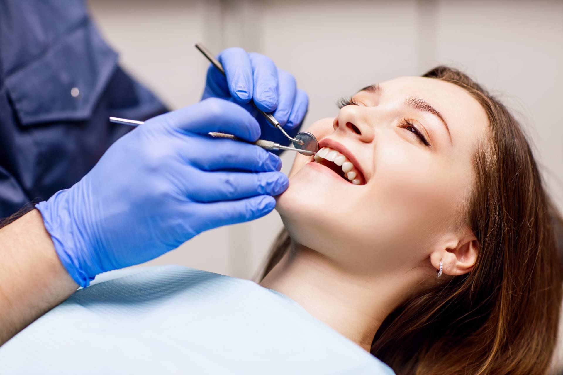 Servicios y tratamientos dentales efectivos que mejoran la sonrisa de los pacientes con Los Llanos Dental