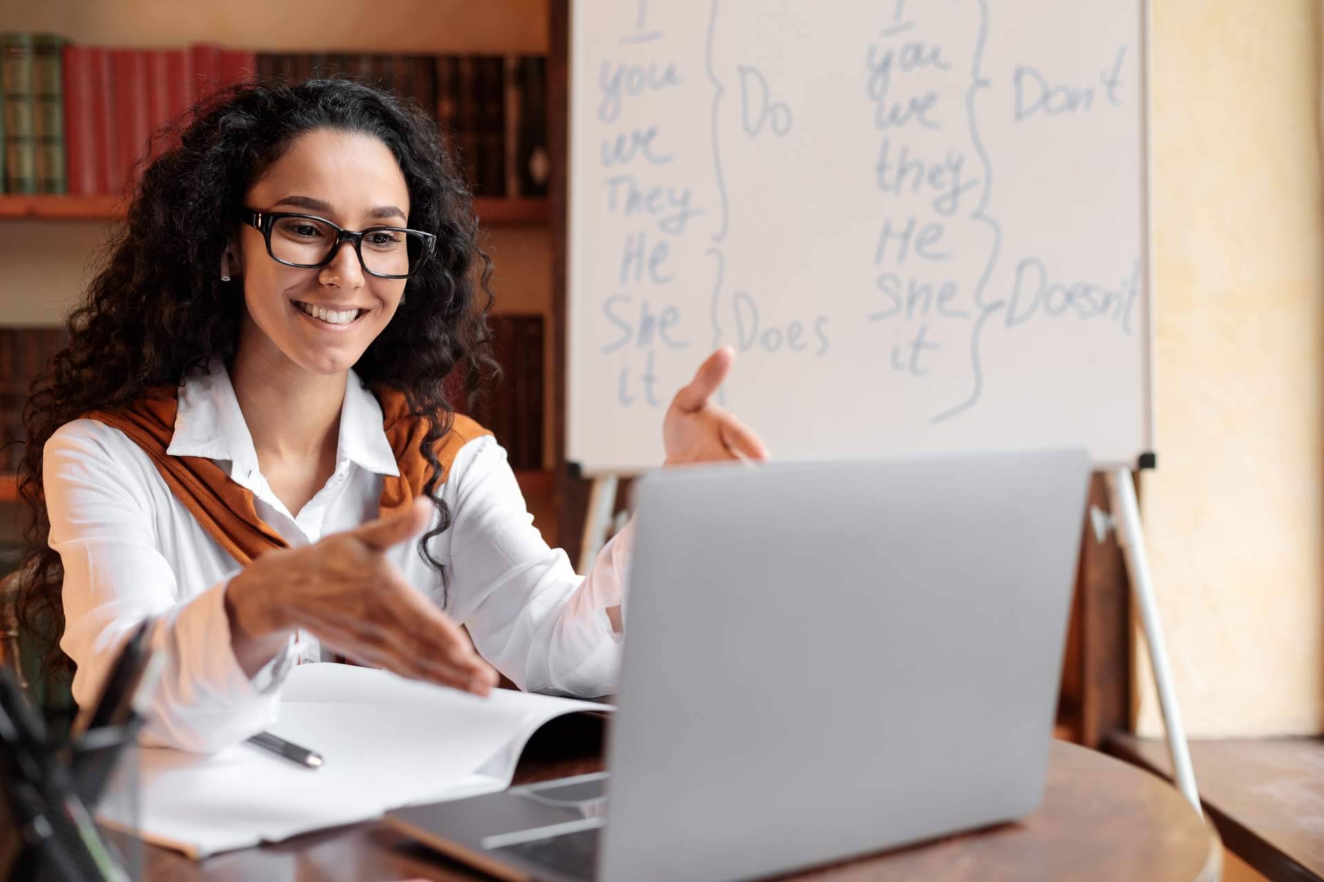 Las 16 palabras de negocios que los españoles que trabajan en inglés pronuncian habitualmente mal, por Learn Hot English