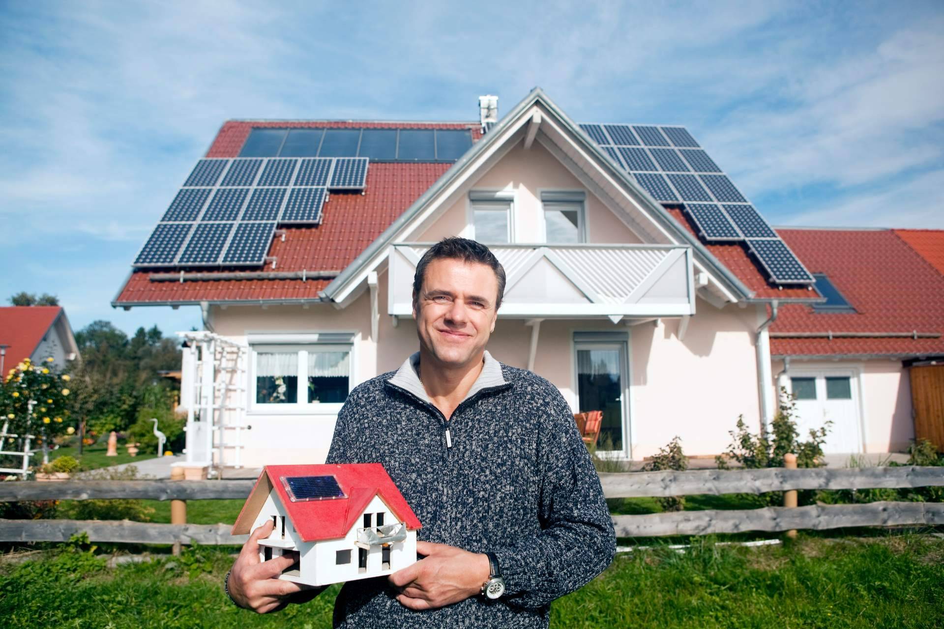 Soof  explica cada cuanto tiempo se tiene que cambiar una placa solar y realizar su mantenimiento